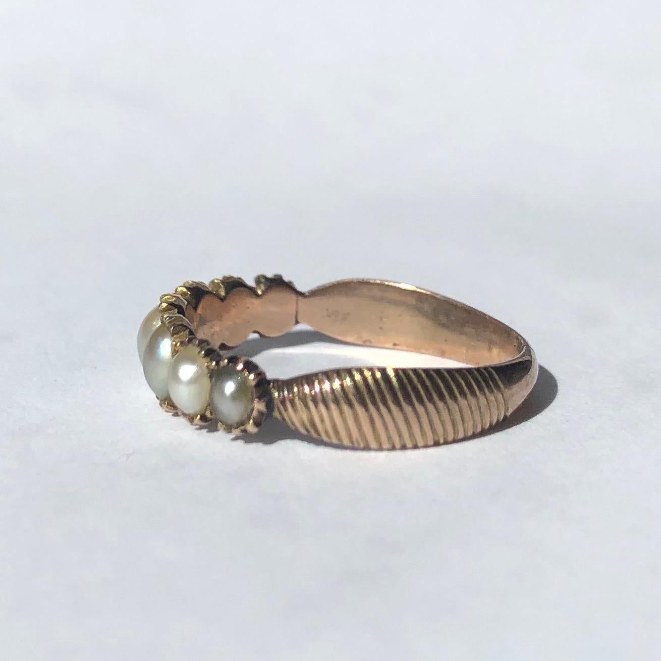 This gorgeous seven stone earl ring is modelled in gold and has a reeded detailed band. The size of the pearls graduate in size starting with the largest at the centre.

Ring Size: M 1/2 or 6 1/2 
Band Width: 4.5mm

Weight: 1.7g