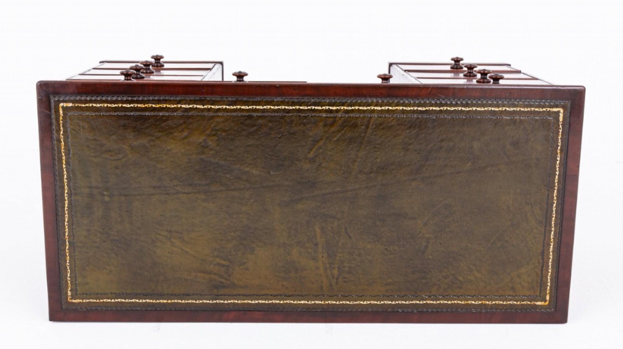 Bureau de bonne qualité en acajou géorgien.
Période géorgienne
Le dessus du bureau comporte une surface d'écriture en cuir vert.
(remplacement) avec une dorure appliquée à la main et des outils aveugles.
Le bureau est composé de 8 tiroirs en hêtre