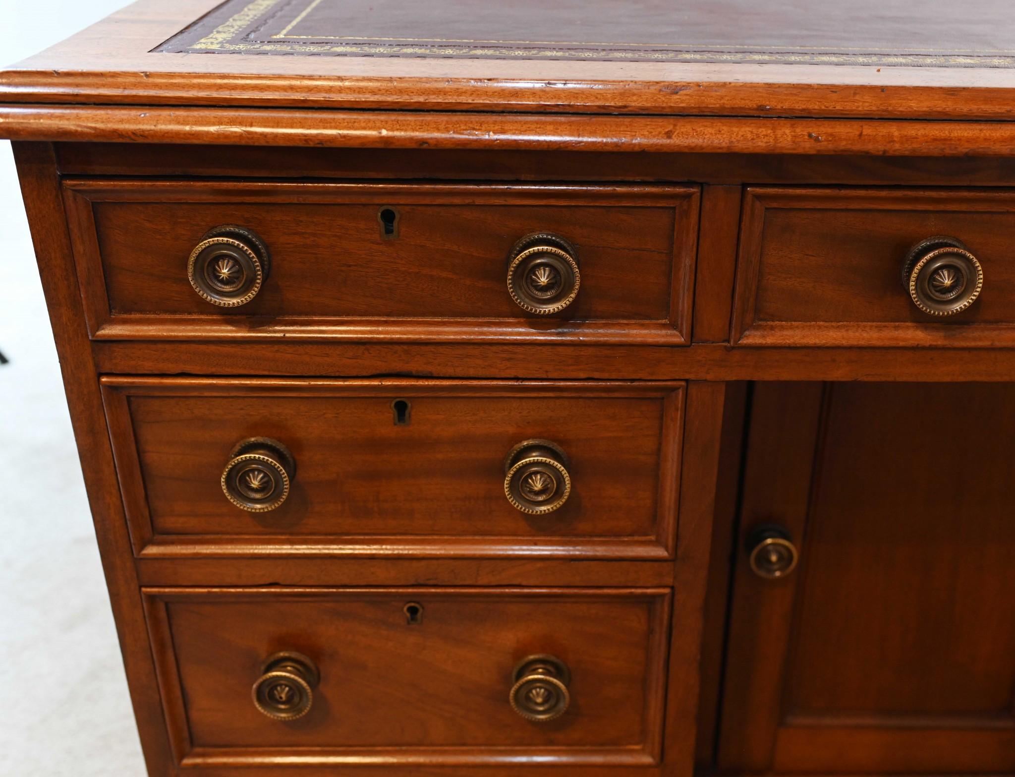 Refined Georgian pedestal desk in mahogany
Classy piece with red tooled leather writing surface with gilt embossed edging
Clean, elegant and practical piece of English furniture fully restored
Circa 1820
Nine drawers and the further large cupboard