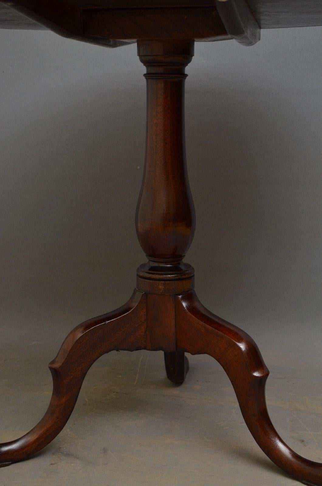 Georgian Pedestal Tilt-Top Table in Mahogany In Excellent Condition In Whaley Bridge, GB