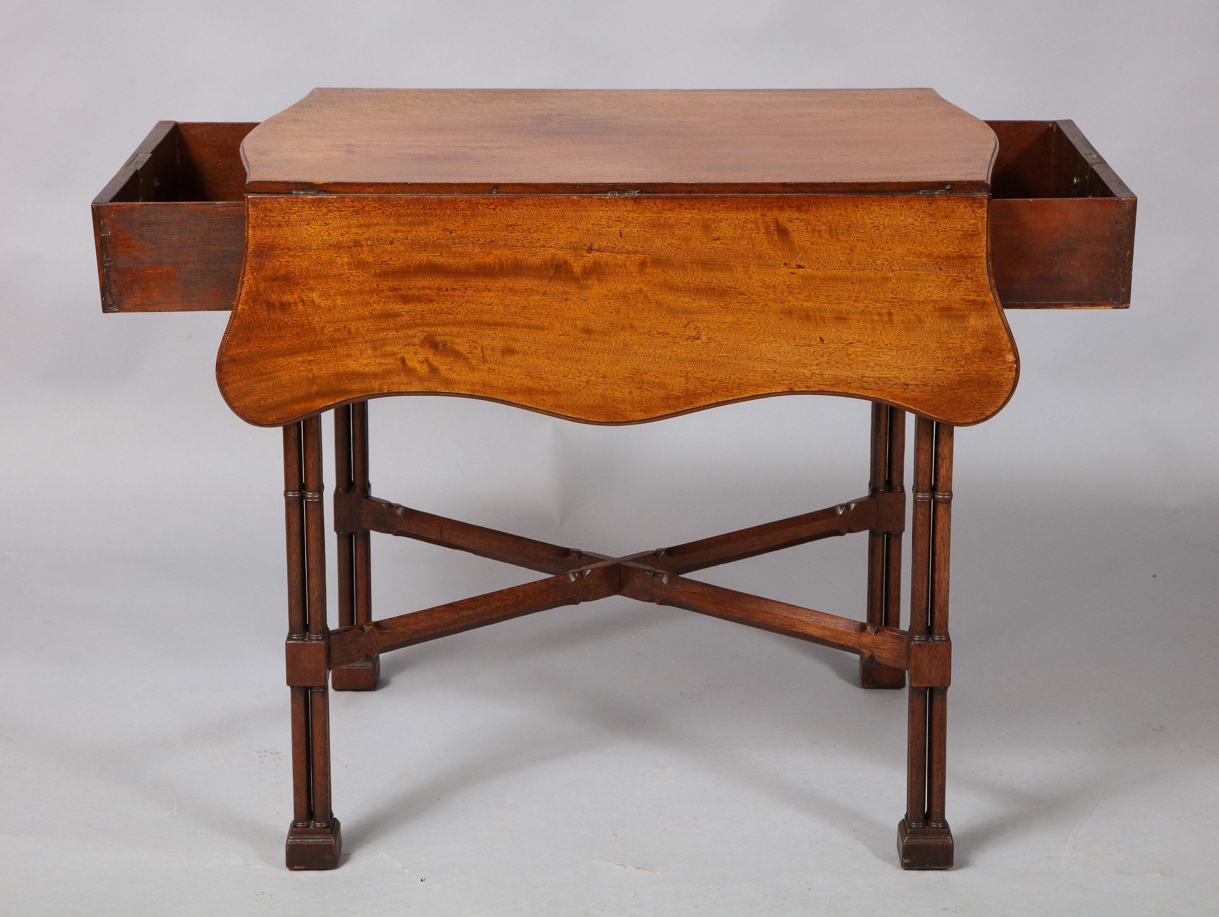 Georgian Pembroke Table in the Manner of Thomas Chippendale In Good Condition In Greenwich, CT