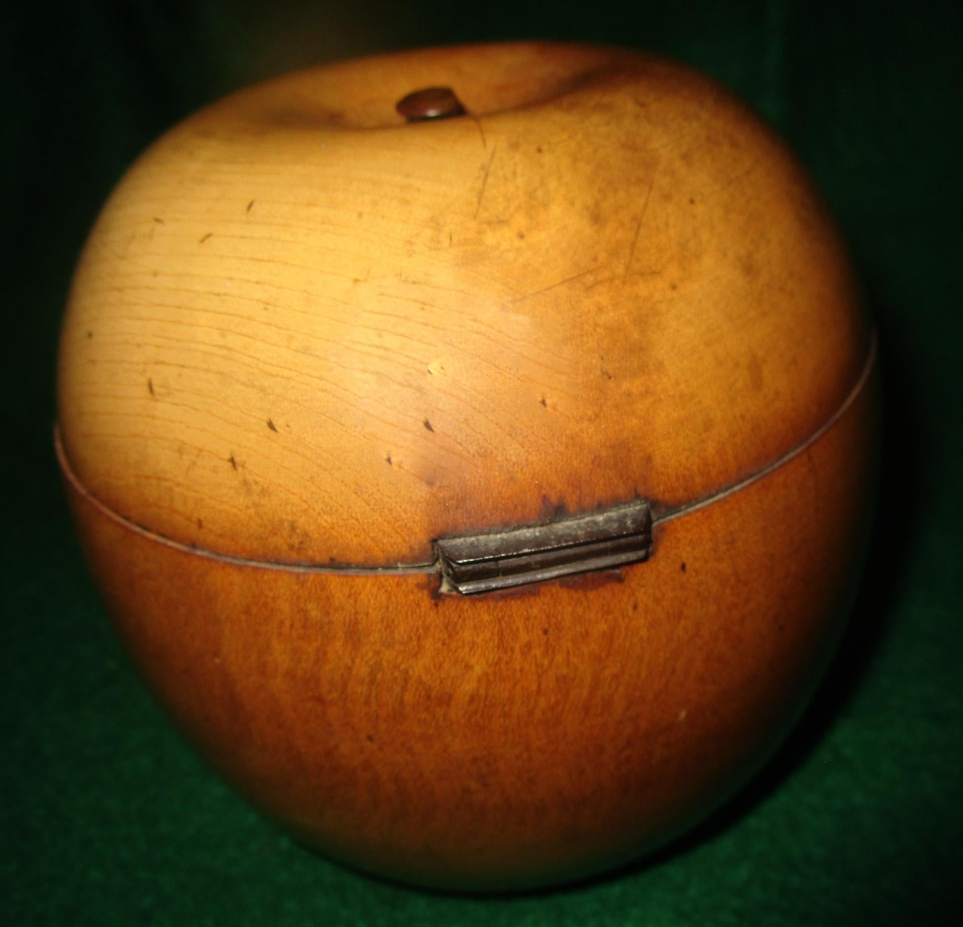 Apfelförmige Treen-Teedose aus der georgianischen Periode im Zustand „Gut“ im Angebot in Savannah, GA