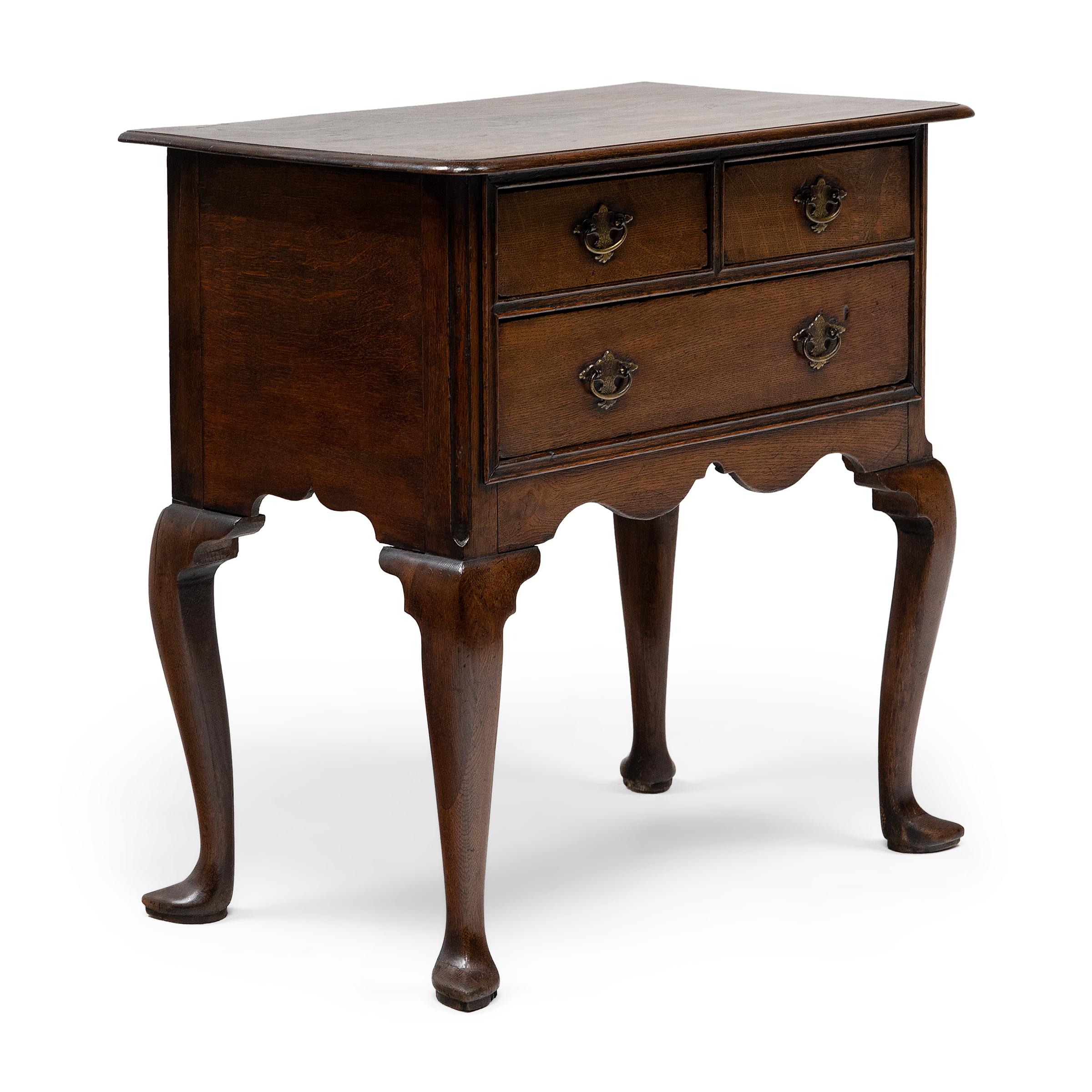 Georgian Period English Lowboy Side Table, c. 1750 In Good Condition For Sale In Chicago, IL