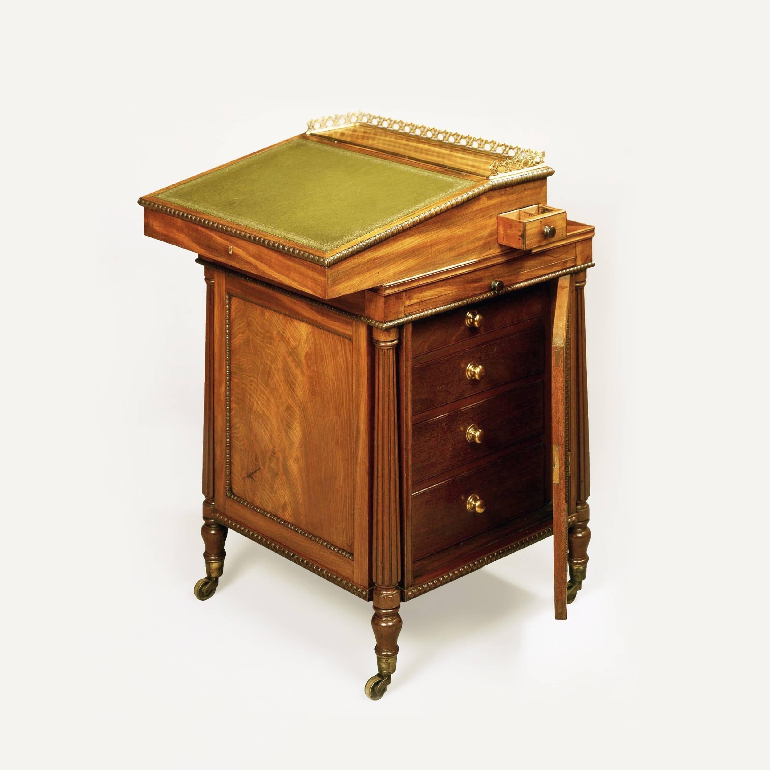 A fine late Georgian Davenport in the manner of Gillow

Constructed in mahogany, rising from caster shod turned feet, the base of square form, having reeded columns to the angles, and a lockable side door enclosing four graduated drawers with