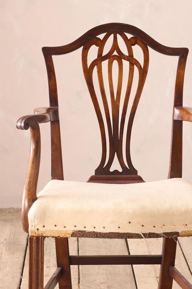 Dies ist ein sehr gut gemacht und großen Zustand georgianischen Zeit Mahagoni offenen Sessel. Die Laubsägearbeit an der Rückenlehne ist sehr fein und hat einen fast jugendstilartigen Charakter, obwohl der Stuhl weit über 100 Jahre alt ist. Dieses