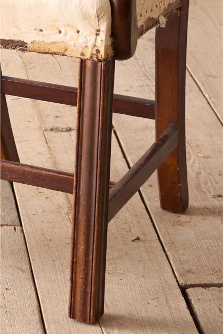 Offener Mahagoni-Sessel aus der georgianischen Zeit mit Laubsägearbeit im Rücken (18. Jahrhundert und früher) im Angebot