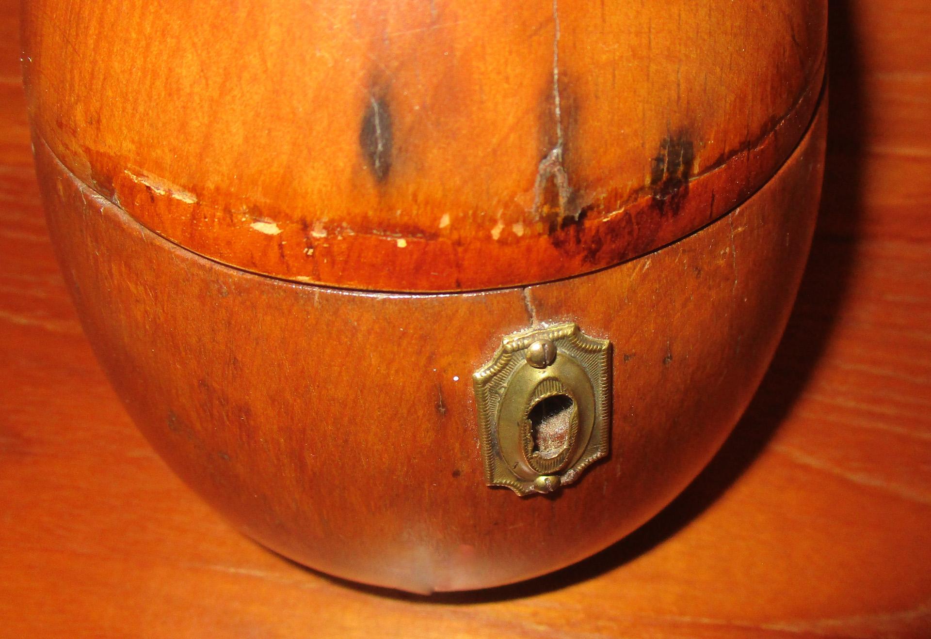 Early 19th Century Georgian Period Pear Shaped Treen Tea Caddy For Sale