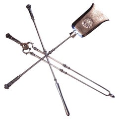 Tabourets de cheminée d
époque géorgienne en acier Gunmetal poli avec poignées Acanthus