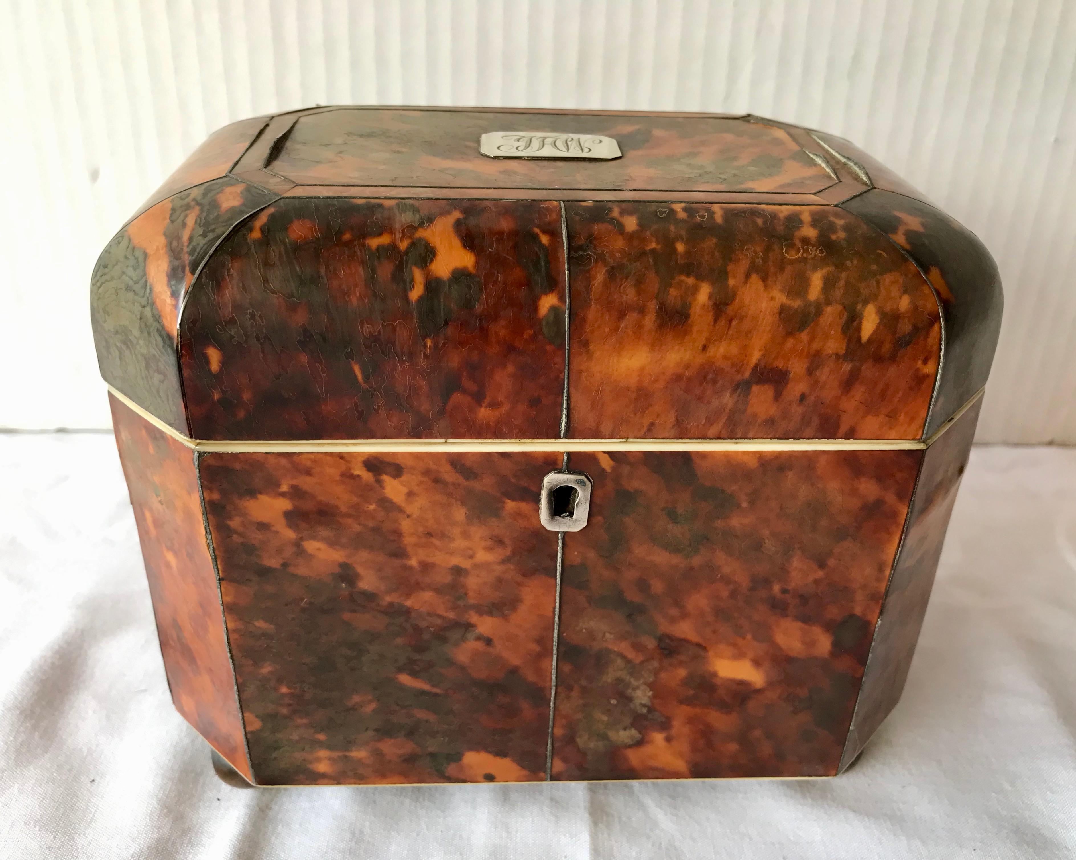 A desirable dome form. The caddy is 8 sided. This is a fine period tea caddy. Matte finish.