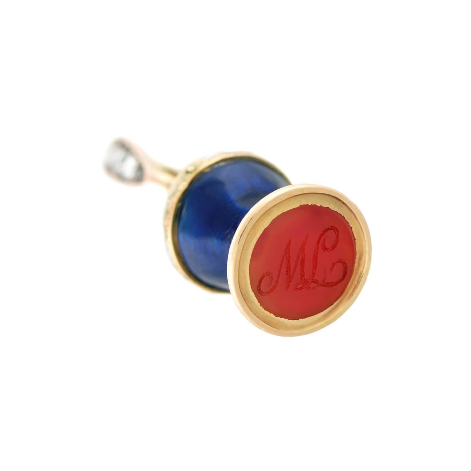 Un charmant porte-bonheur de l'époque géorgienne (ca1810) avec un joli motif d'urne ! Réalisé en or 18 carats brillant, le porte-bonheur est de petite taille et magnifiquement décoré d'émail blanc et bleu royal scintillant. Un morceau de calcédoine