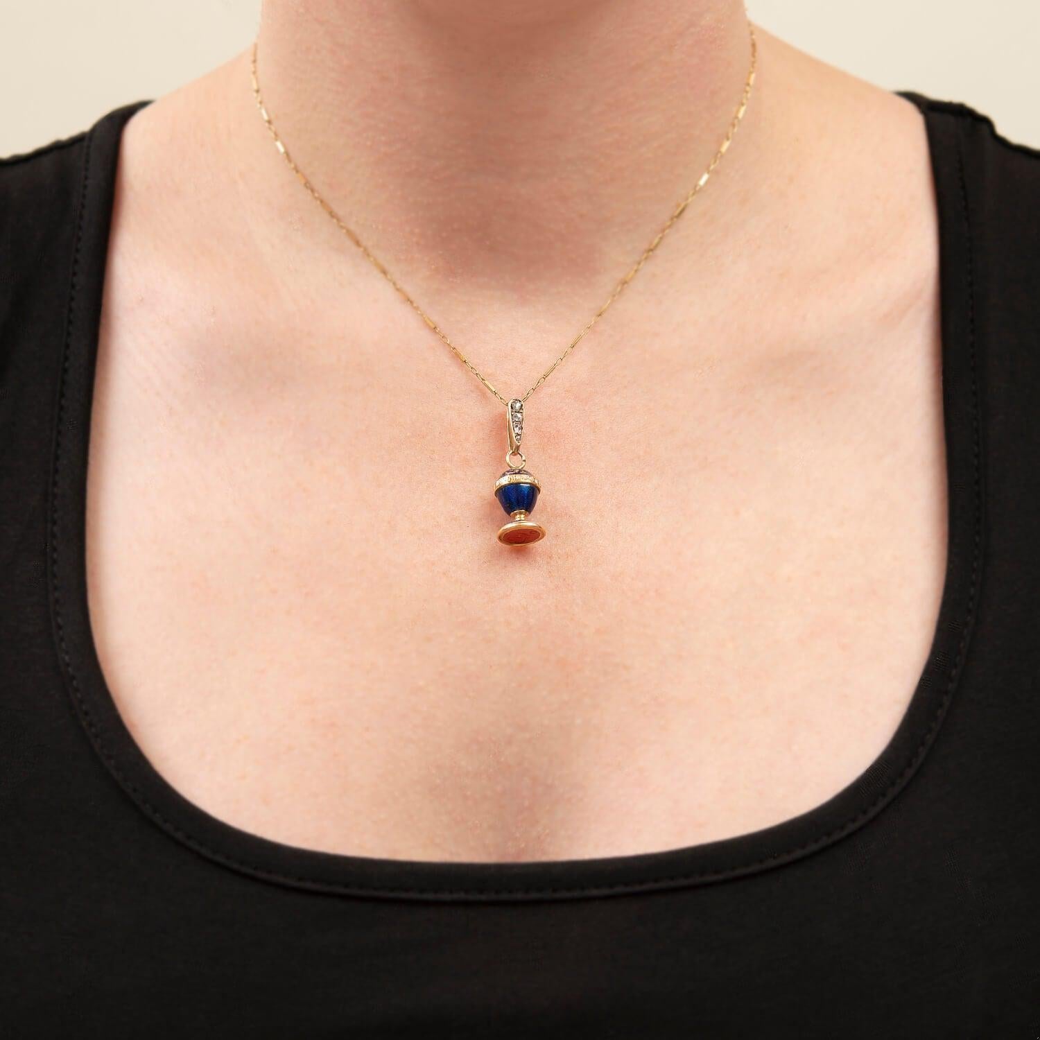 Petite urne/ampoule géorgienne en calcédoine 18 carats avec émail Bon état - En vente à Narberth, PA