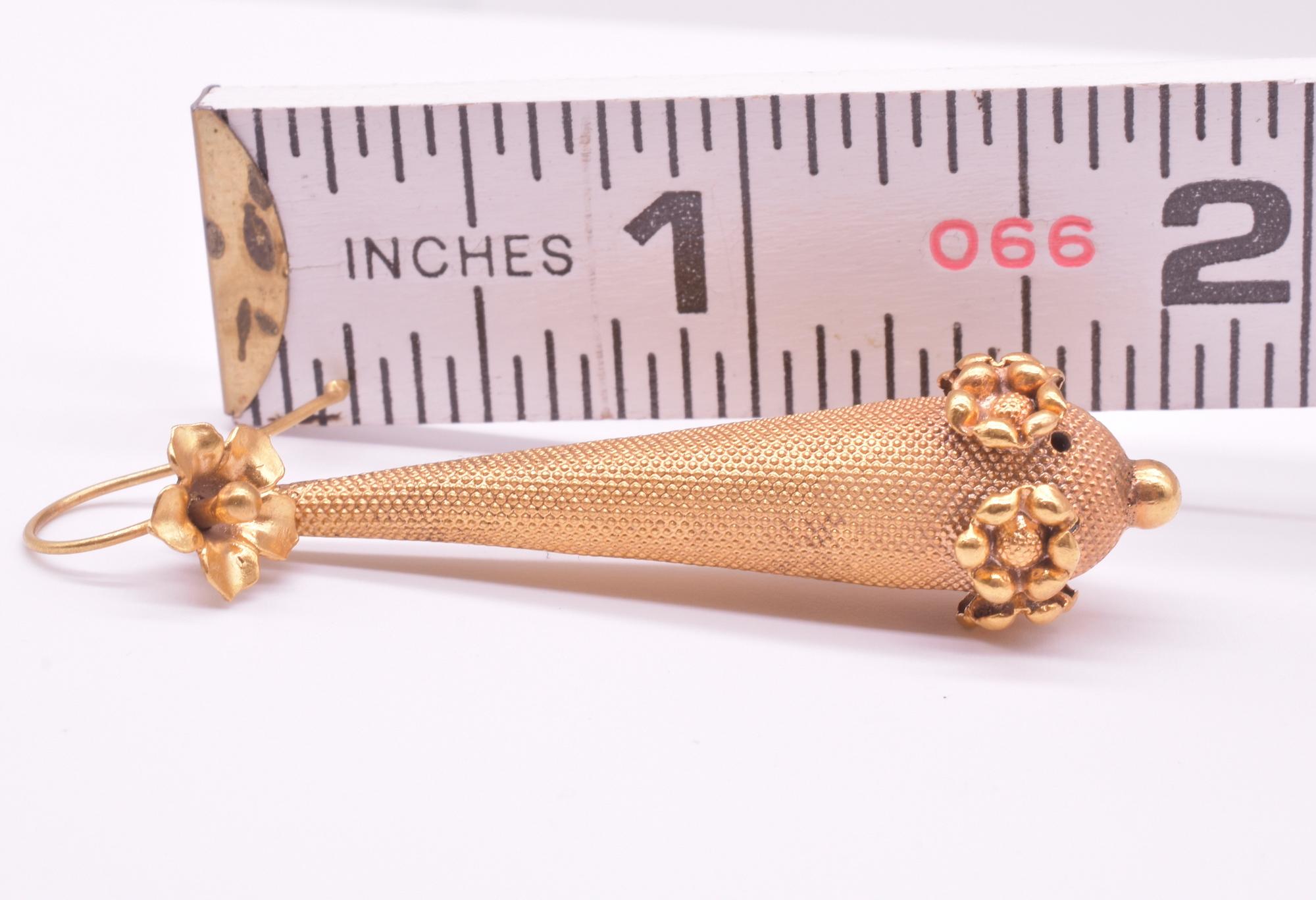 Elegante georgianische Pendeloque-Ohrringe mit dekorativen floralen Akzenten entlang des unteren, breitesten Teils und einer attraktiven geschnitzten Blume am Ohr. Die Unterseite der Ohrringe ist mit einer handgeschmiedeten Goldkugel versehen.