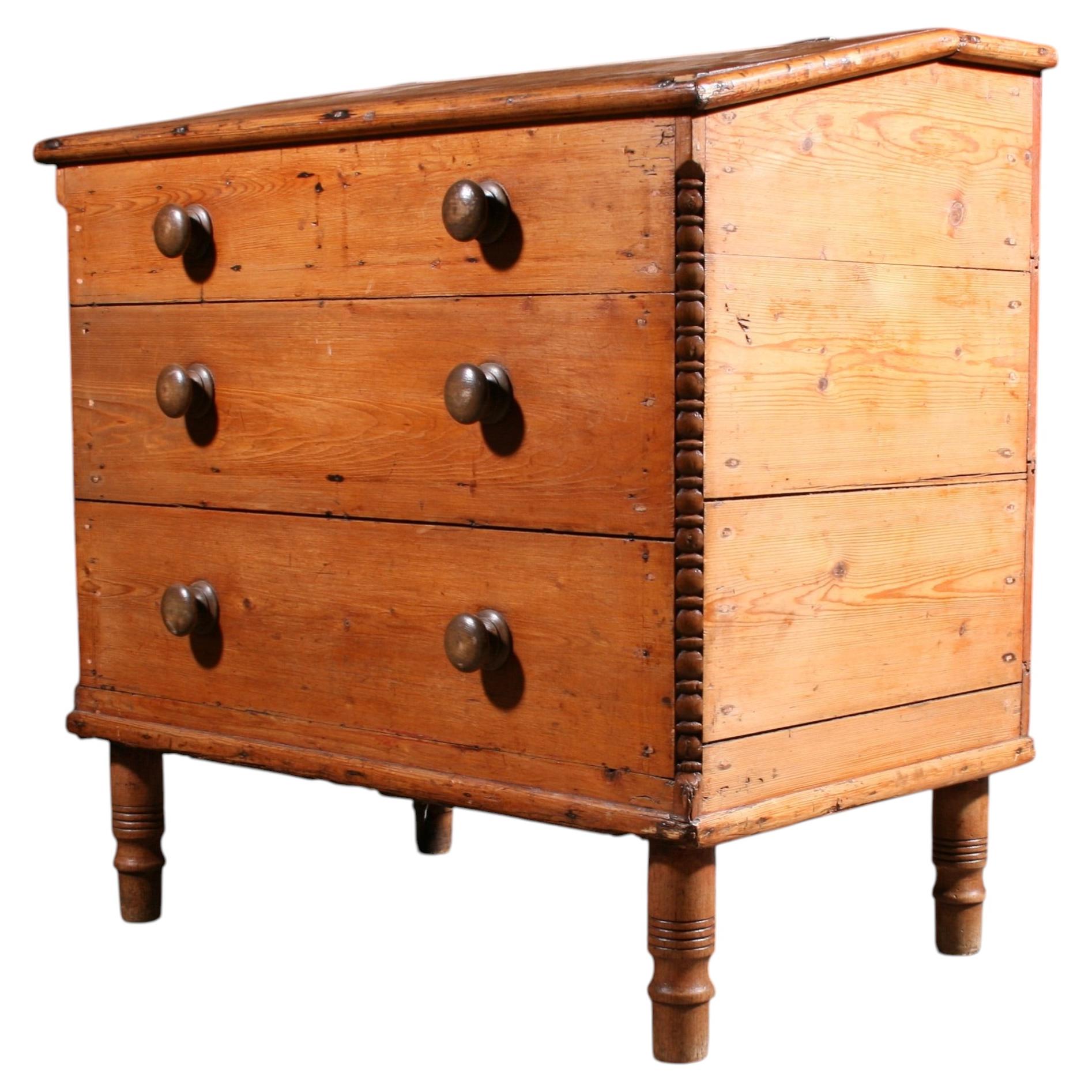 Georgian Pine Blanket Box With Decorative Bobbin Turned Decoration England 1800s