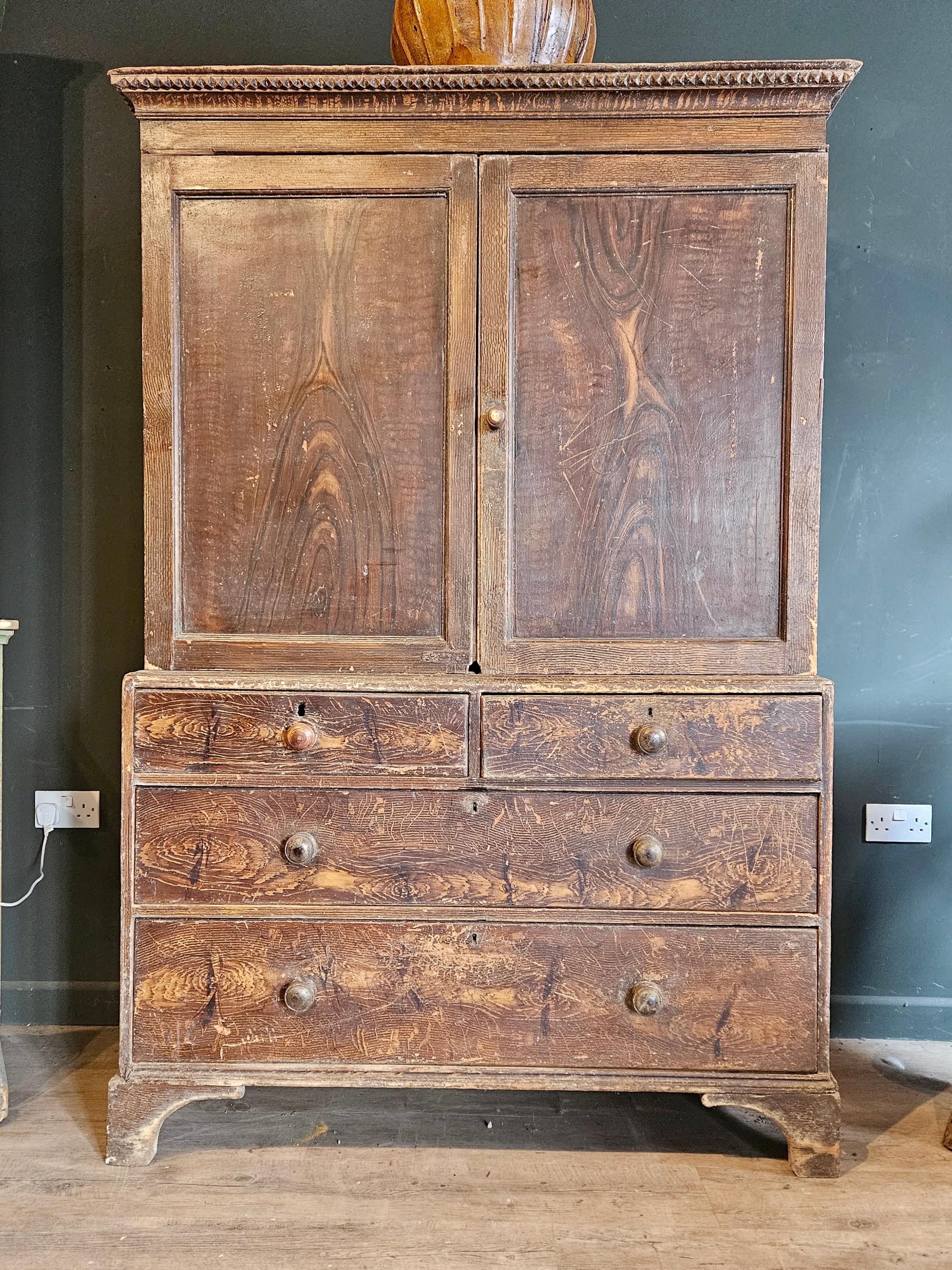 Haushälterinnenschrank aus georgianischer Kiefer in Originalfarbe (Englisch) im Angebot