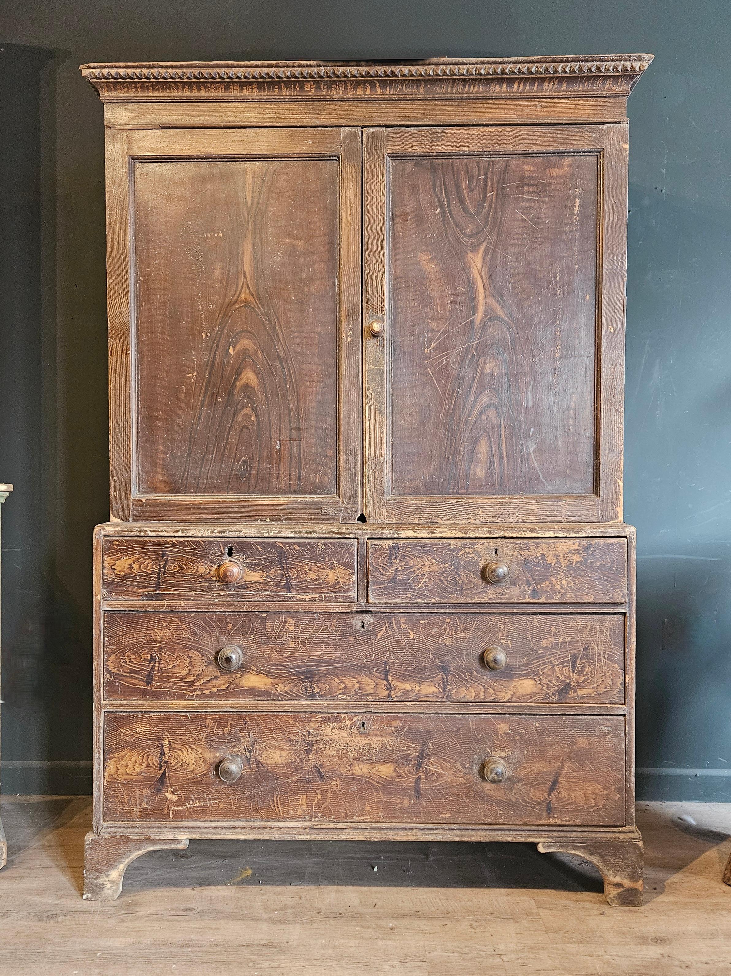 Haushälterinnenschrank aus georgianischer Kiefer in Originalfarbe (Handbemalt) im Angebot