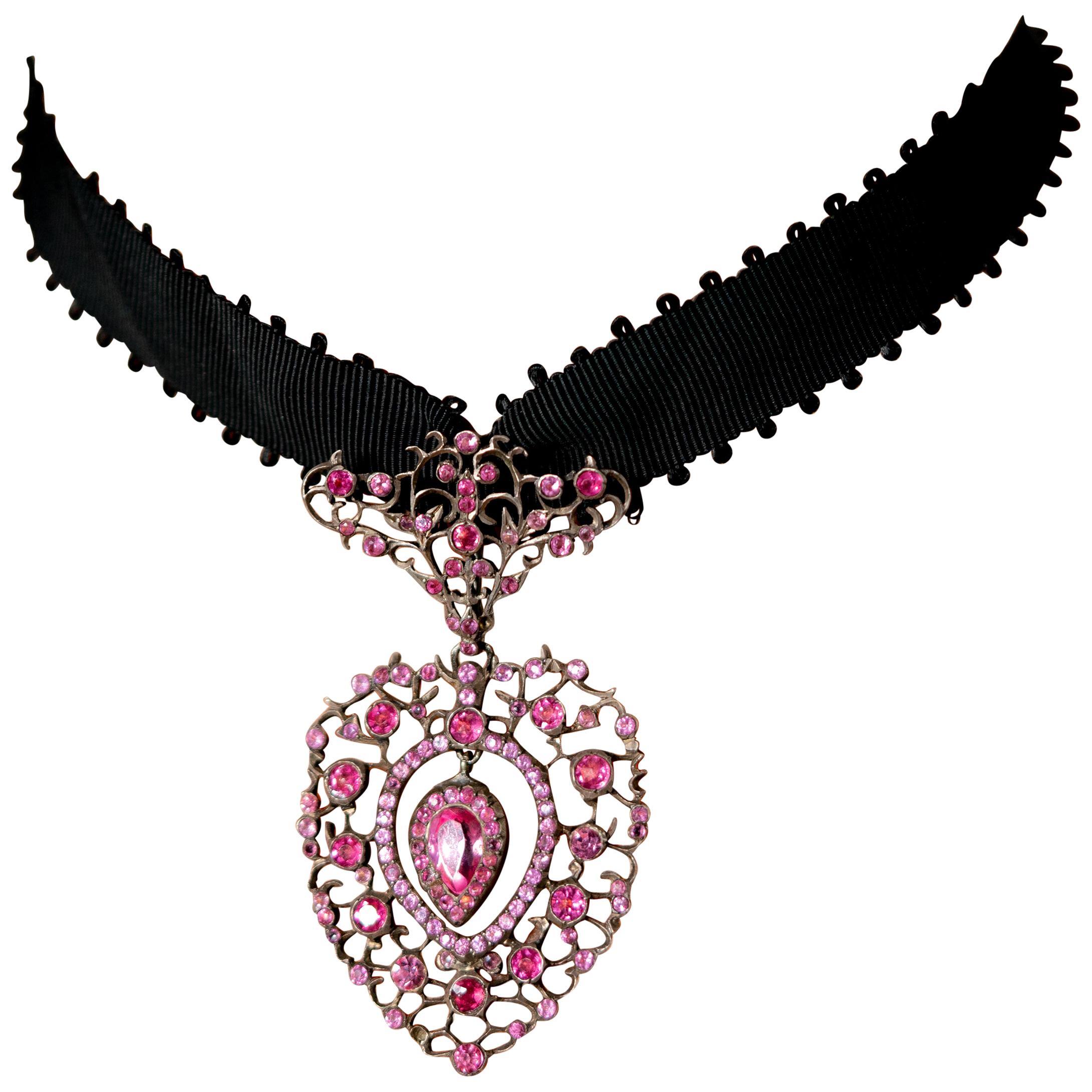 Colgante georgiano de pasta rosa y corazón de plata sobre cinta de grosgrain, hacia la década de 1820