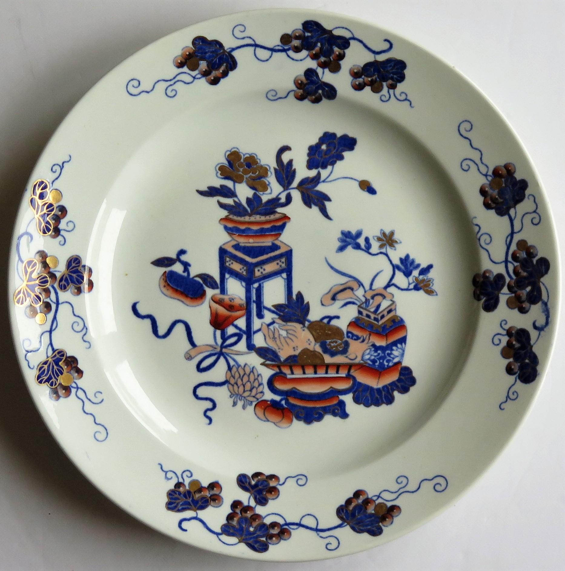 Il s'agit d'une magnifique assiette au motif Bow Pot, produite par la manufacture Spode et fabriquée dans un type de poterie appelé Pearl-ware, au début du 19e siècle, vers 1820.

Le motif s'appelle 