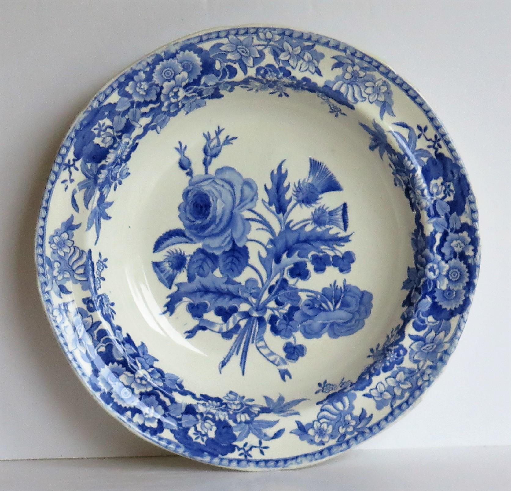 Georgian Plate or Bowl by Spode in Blue and White Union Wreath Ptn No.3, Ca 1820 In Good Condition In Lincoln, Lincolnshire