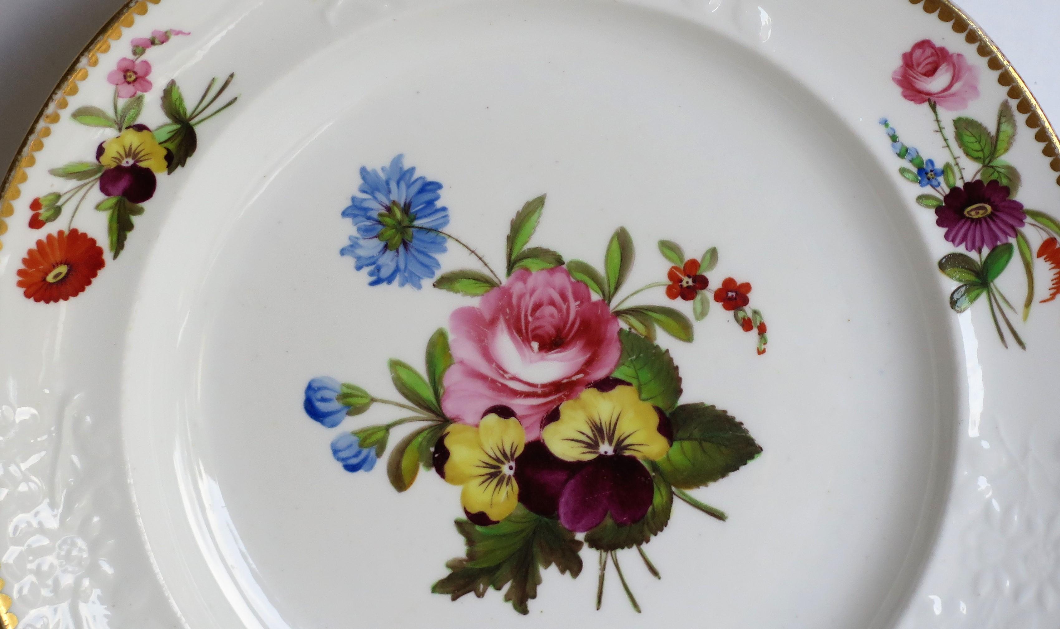 Georgien Assiette en porcelaine géorgienne de Spode peinte à la main Ptn botanique 3127, vers 1820 en vente