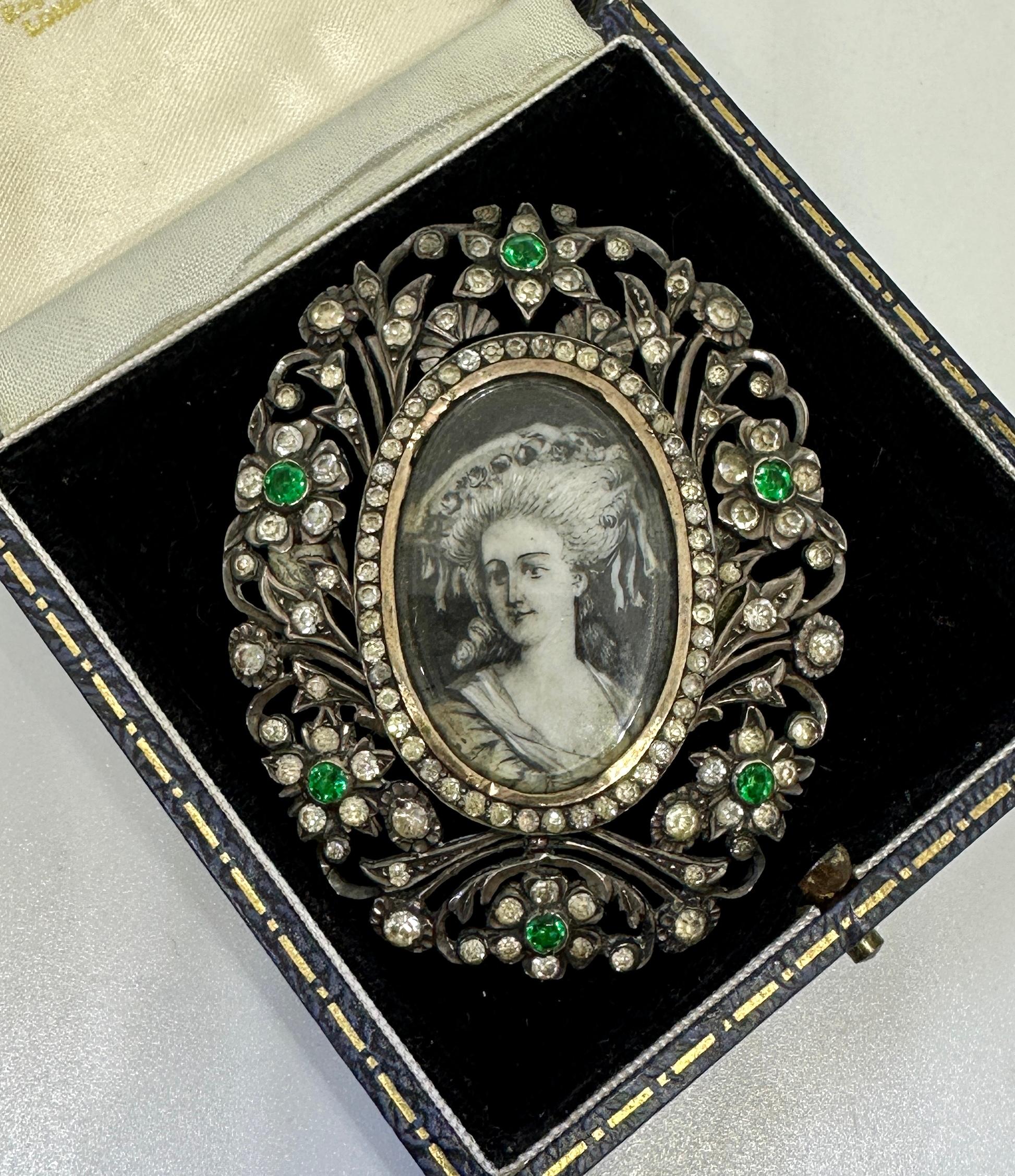 Lasciati conquistare da questa splendida spilla o ciondolo antico georgiano con un magnifico ritratto di donna in miniatura dipinto a mano 