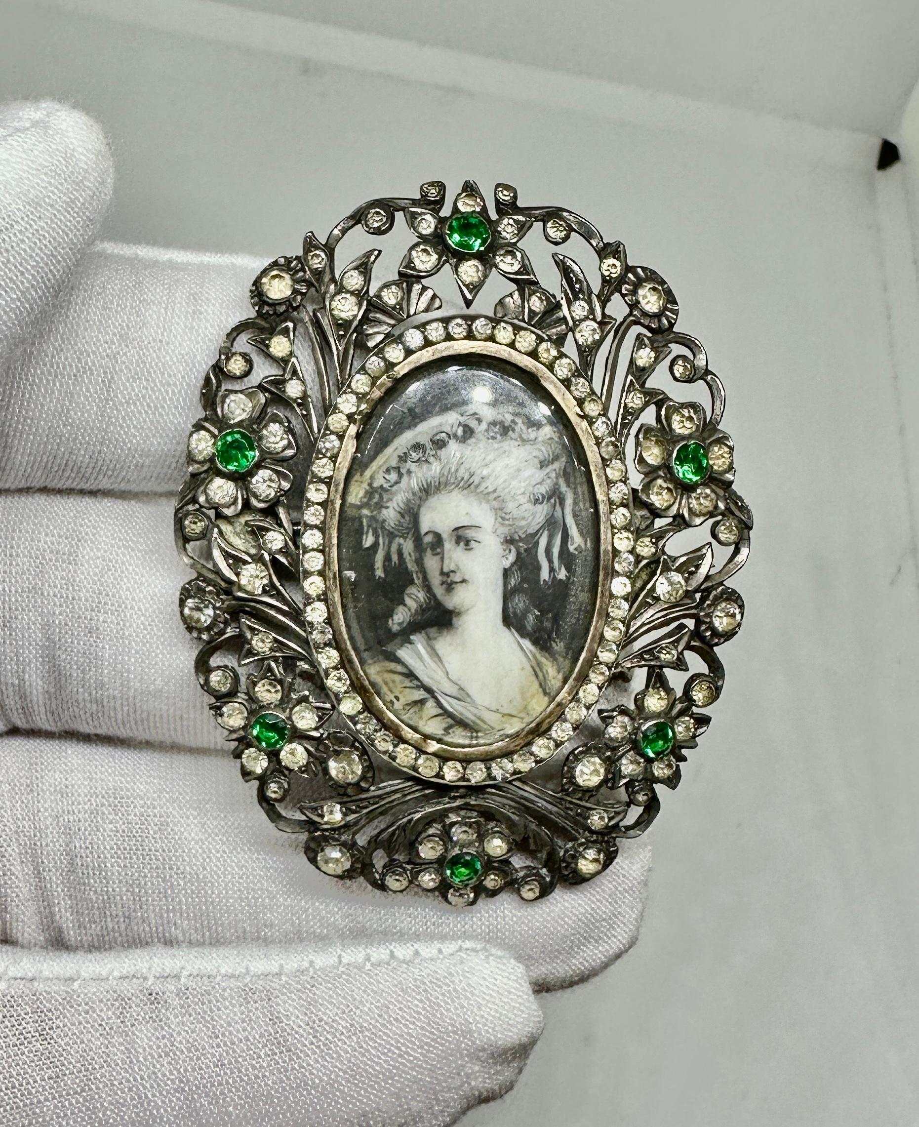 Ciondolo con ritratto georgiano dell'inizio del XIX secolo in pasta d'argento En Grisaille In condizioni ottime in vendita a New York, NY