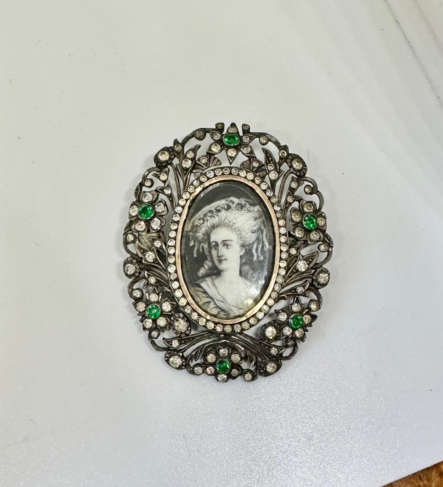 Ciondolo con ritratto georgiano dell'inizio del XIX secolo in pasta d'argento En Grisaille in vendita 2