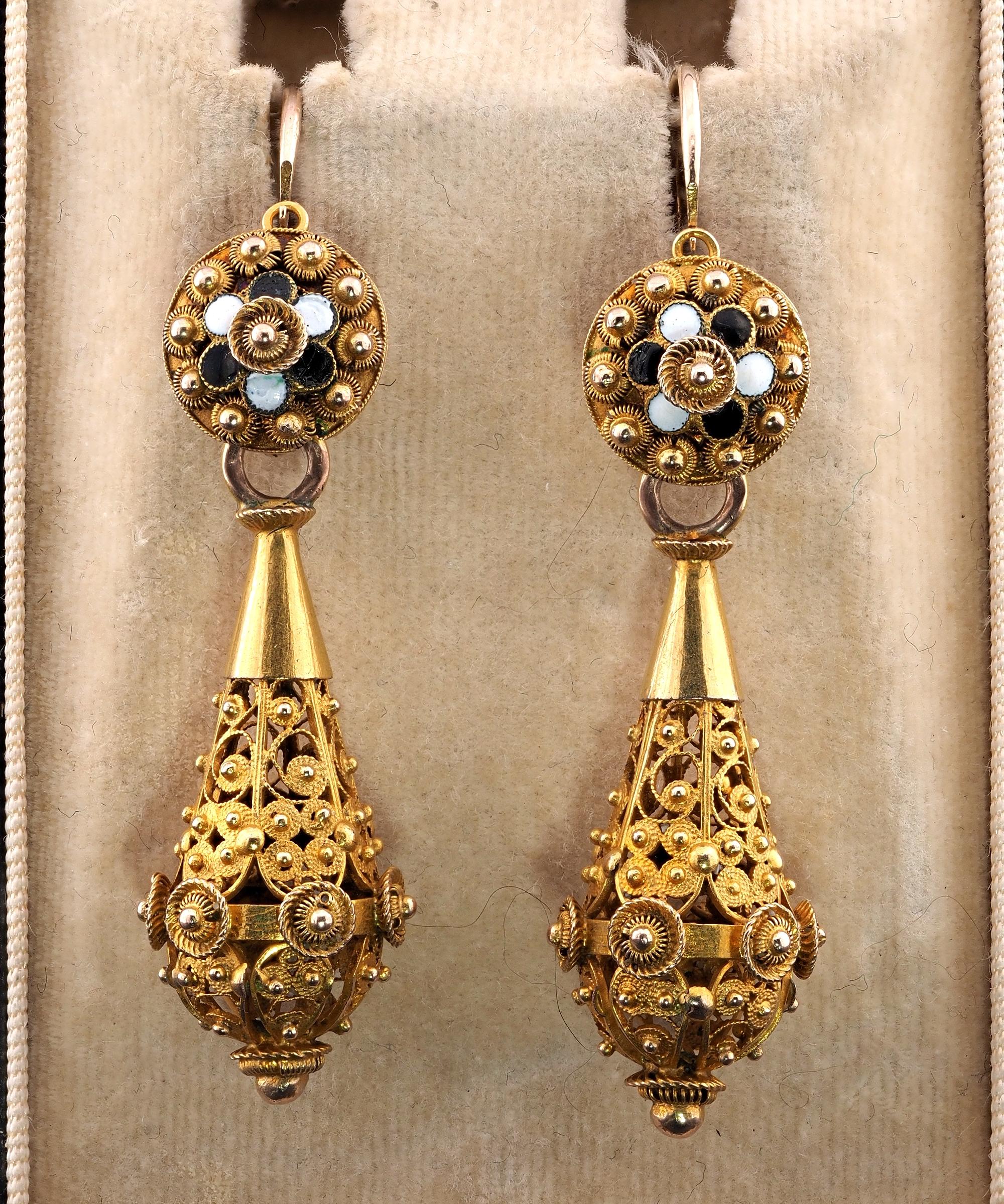 Georgian to Treasure
Marvellous and quite spectacular art work from the Georgian period are these long torpedo night/day earrings, authentic 1800 ca
Magnificent Cannetille and granulation work created a surprisingly beautiful artwork and intricate