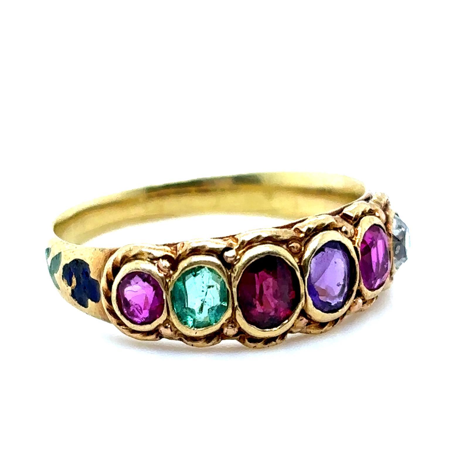 Anillo georgiano Regard de oro amarillo de 18 quilates, hacia 1820

En este original anillo Regard de acróstico de oro de 18 quilates, la primera letra de cada piedra antigua de talla oval engastada en bisel deletrea la palabra Regard: Rubí,