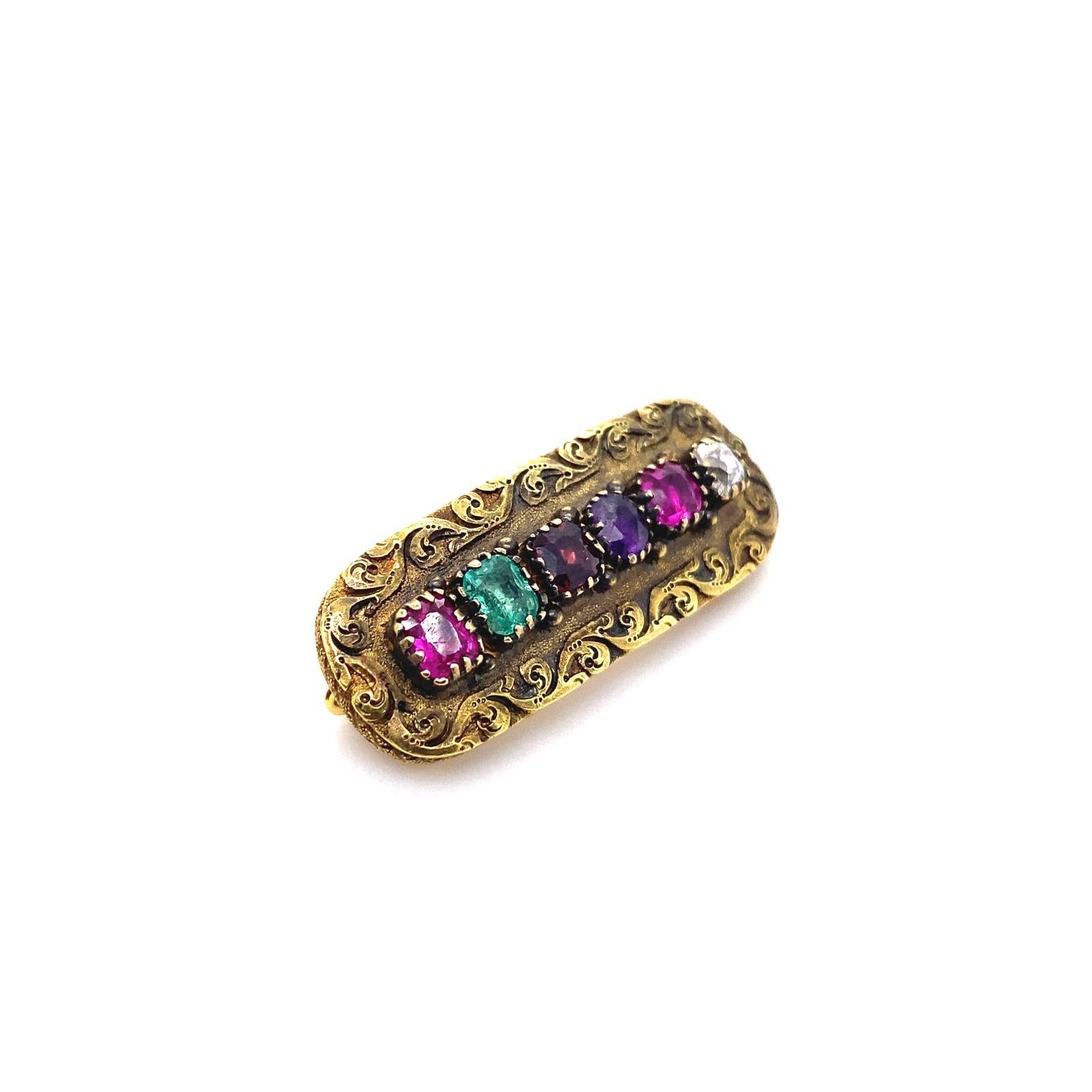Broche relicario georgiano Regard de oro amarillo de 18 quilates, hacia 1820.

Un original broche Regard de acróstico de oro de 18 ct.
La primera letra de cada piedra engastada deletrea la palabra. Rubí, Esmeralda, Granate, Amatista, Rubí, Diamante