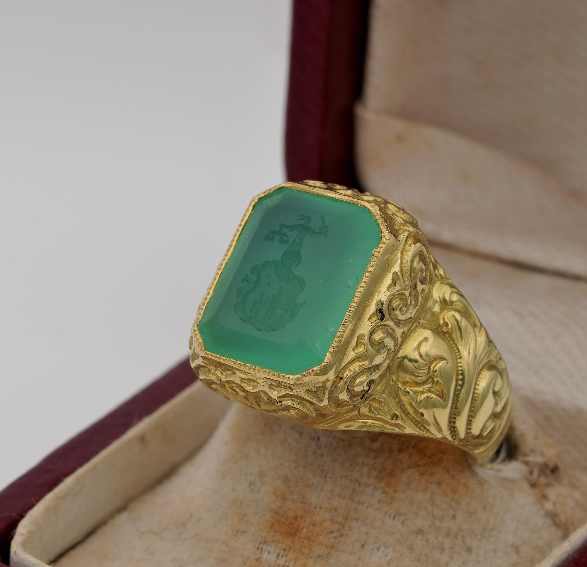 Georgian/Regency Intaglio Prasiolite Embossed 18 Karat Signet ring In Good Condition For Sale In Napoli, IT