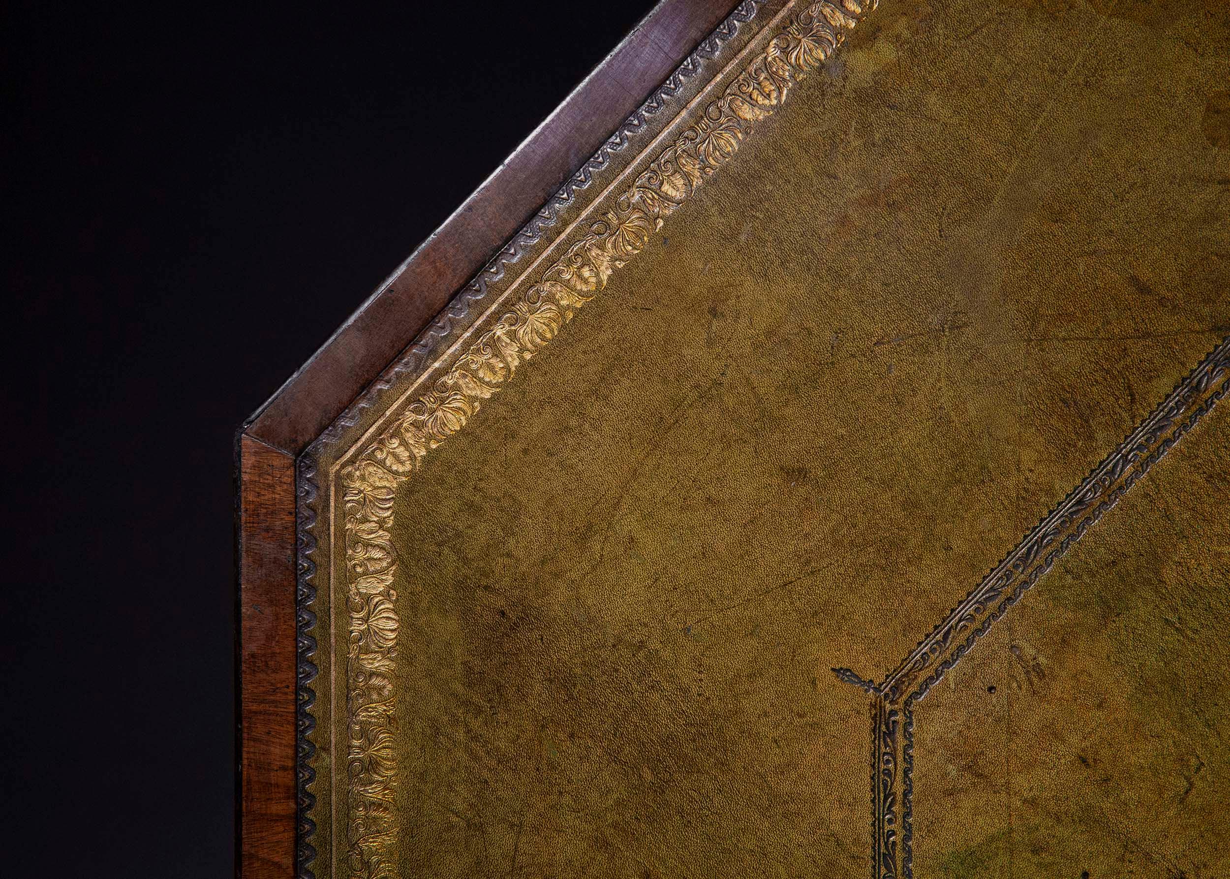 Table de bibliothèque octogonale de style Régence géorgien avec plateau en cuir vert en vente 2