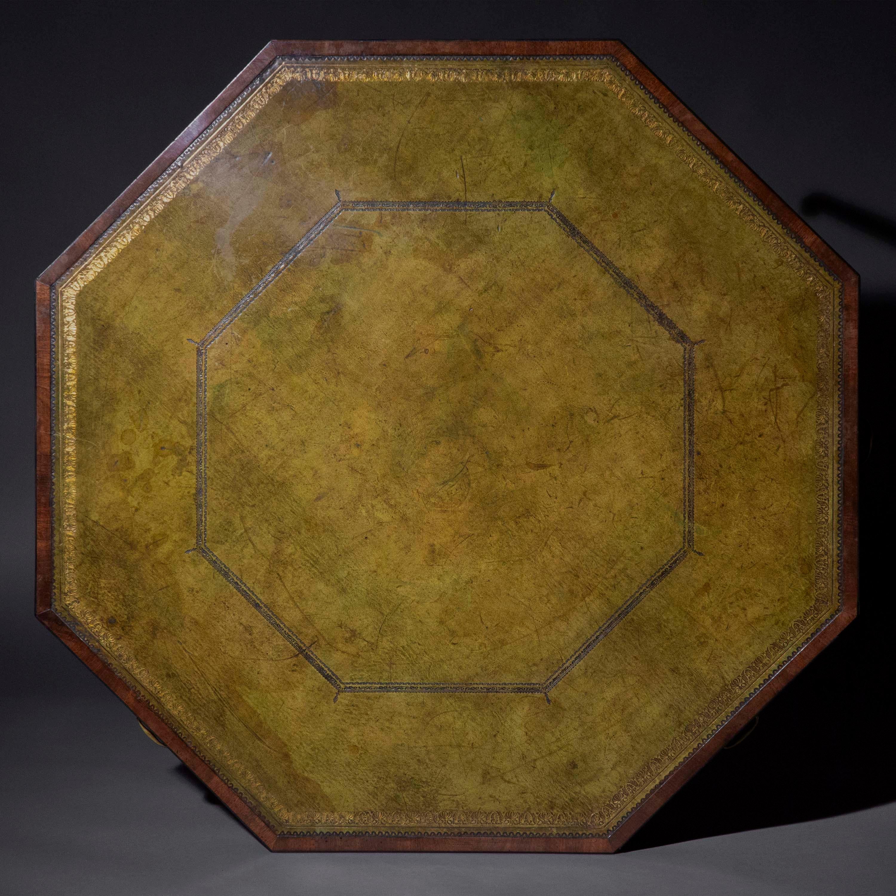 Regency Table de bibliothèque octogonale de style Régence géorgien avec plateau en cuir vert en vente