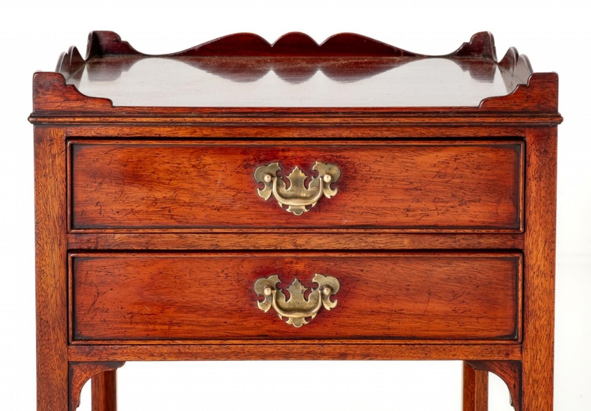 Georgian Style Mahogany Bedside Cabinet.
This Cabinet is Raised upon Chamfered Legs With a Mahogany Undertray.
Circa 1910
Featuring 2 x Oak Lined Drawers Which Retain Their Original Brass Plate Handles.
The Top of the Cabinet Having a Shaped