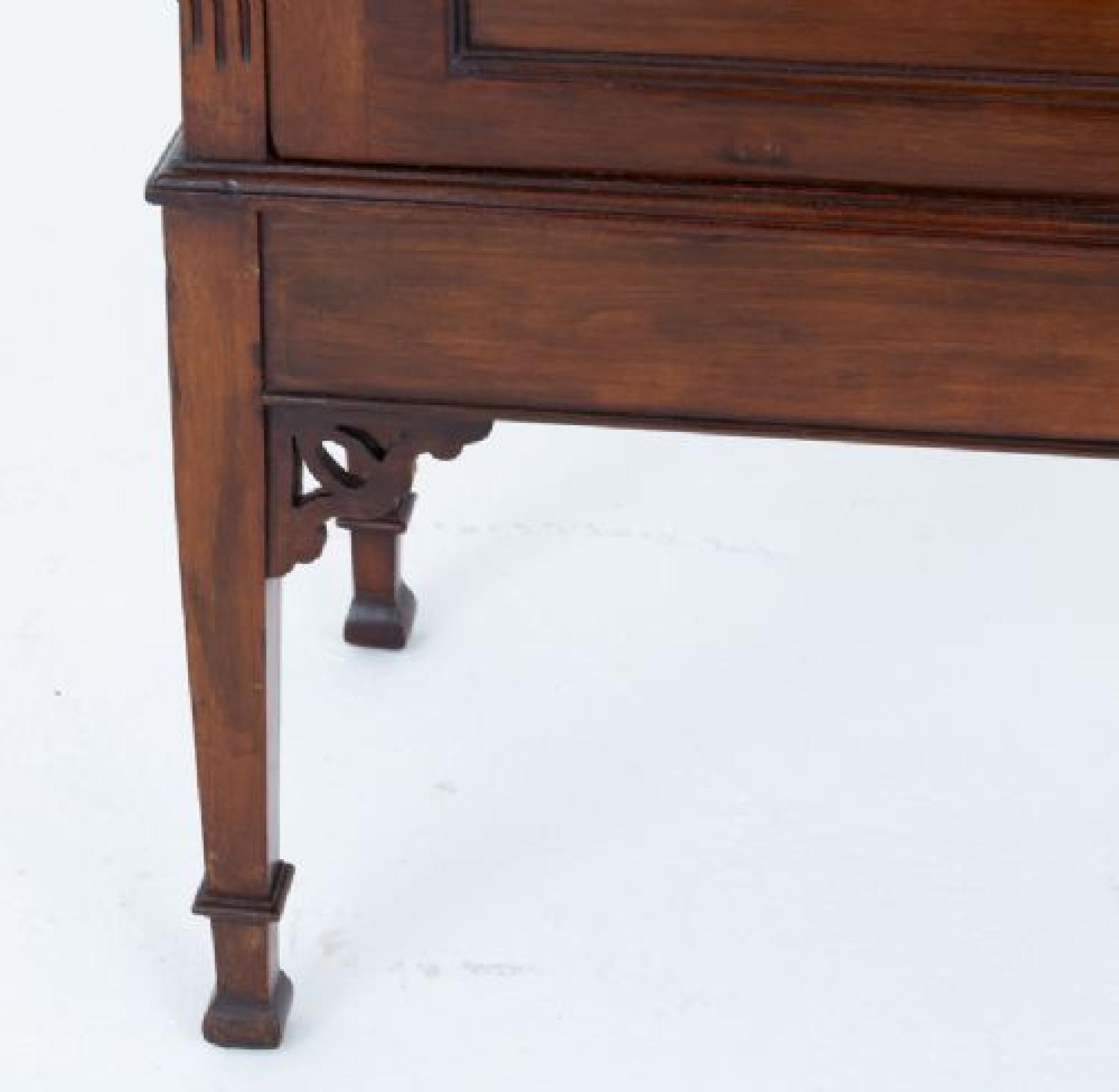 Vetrinetta in stile revival georgiano in mogano In condizioni buone in vendita a Potters Bar, GB