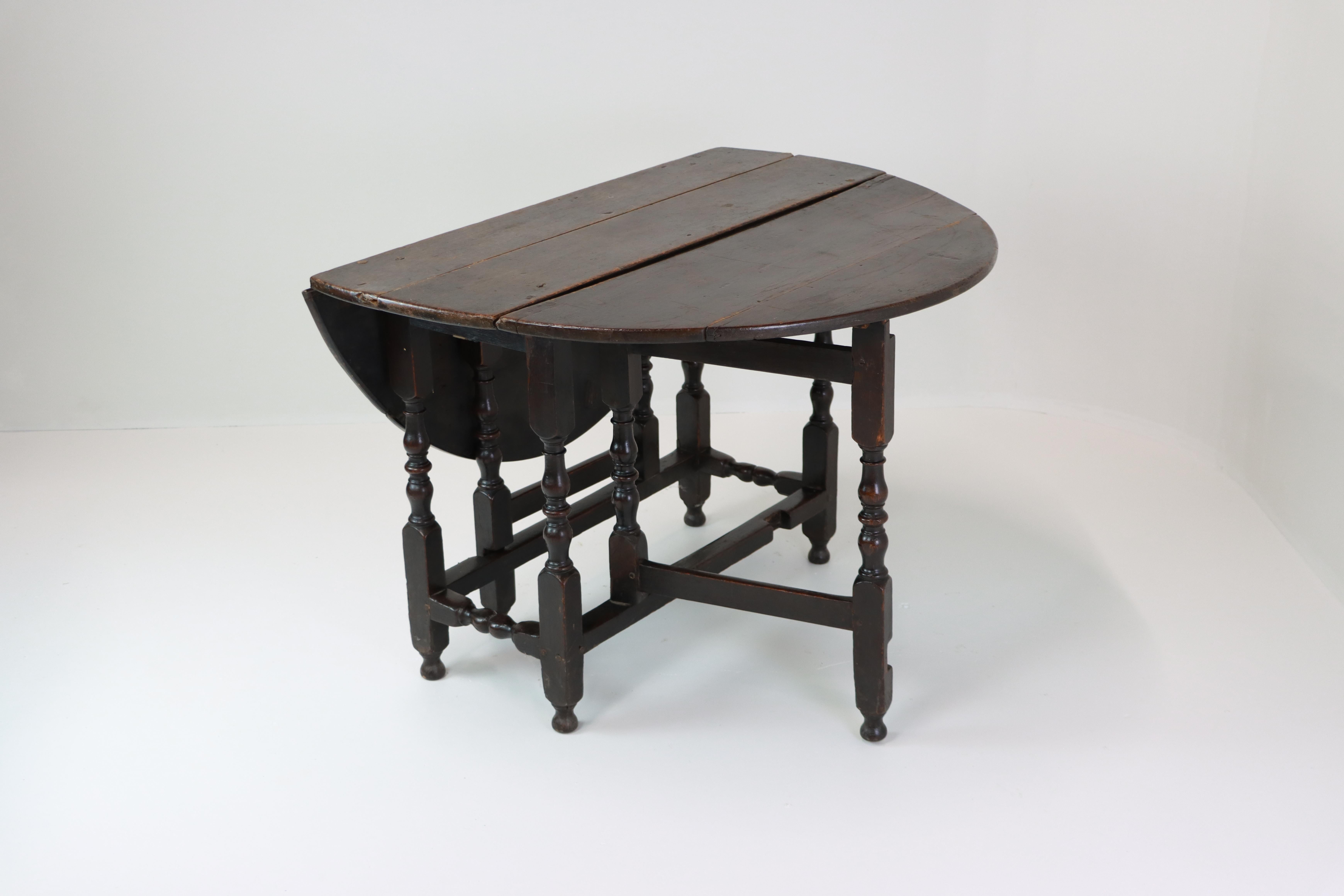 Georgian Revival English Barley Twist Oak Gateleg Table In Good Condition For Sale In Calgary, Alberta