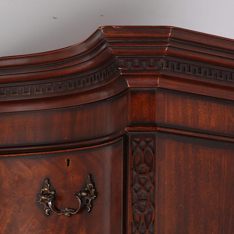 Georgian Revival Flame Mahogany Chest on Chest In Good Condition In Vancouver, British Columbia