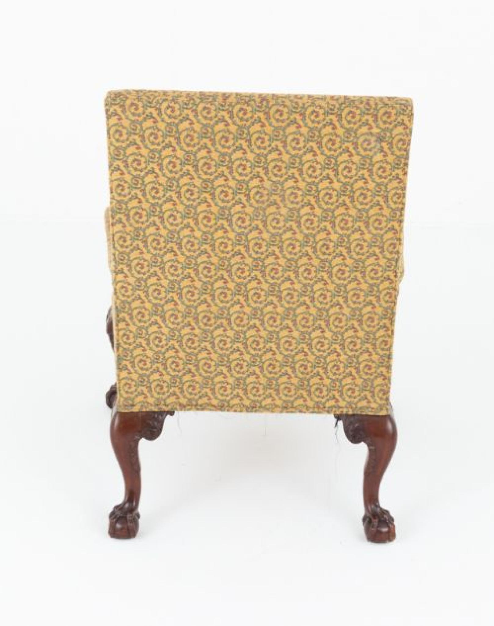 Sedia Gainsborough in mogano in stile georgiano
Questa imponente sedia poggia su gambe cabriole ben intagliate con piedi a sfera e artiglio audacemente intagliati.
Circa 1900
Anche i sostegni sagomati dei braccioli sono intagliati.
Spediamo in tutto