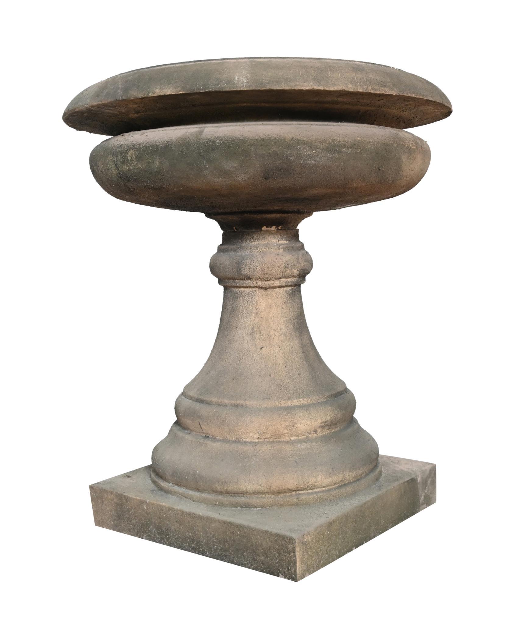 Georgian Revival Garden Tazza Font Stone Urn Bird Bath In Good Condition For Sale In Potters Bar, GB