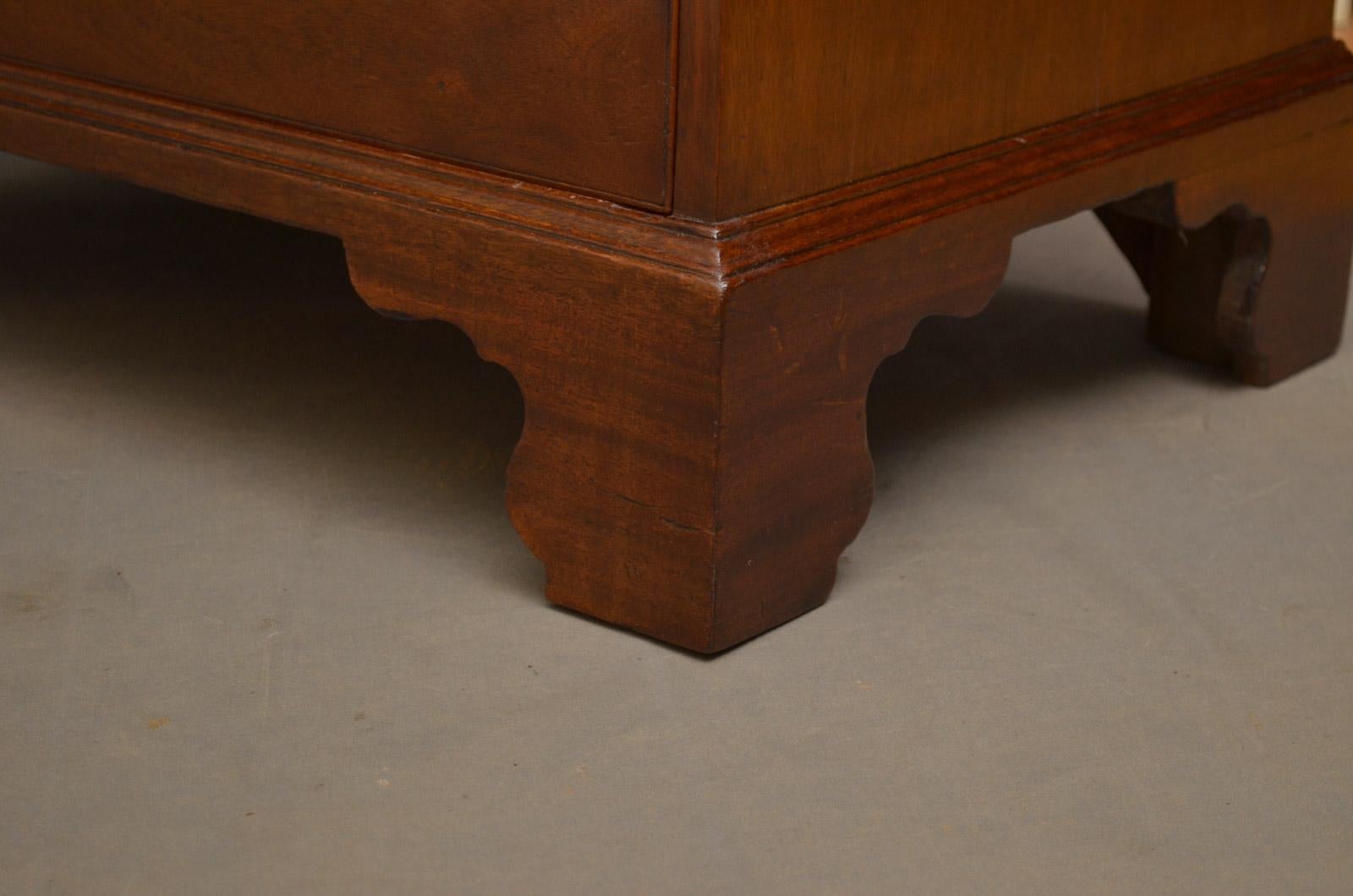 Georgian Revival Mahogany Chest of Drawers of Small Proportions 1