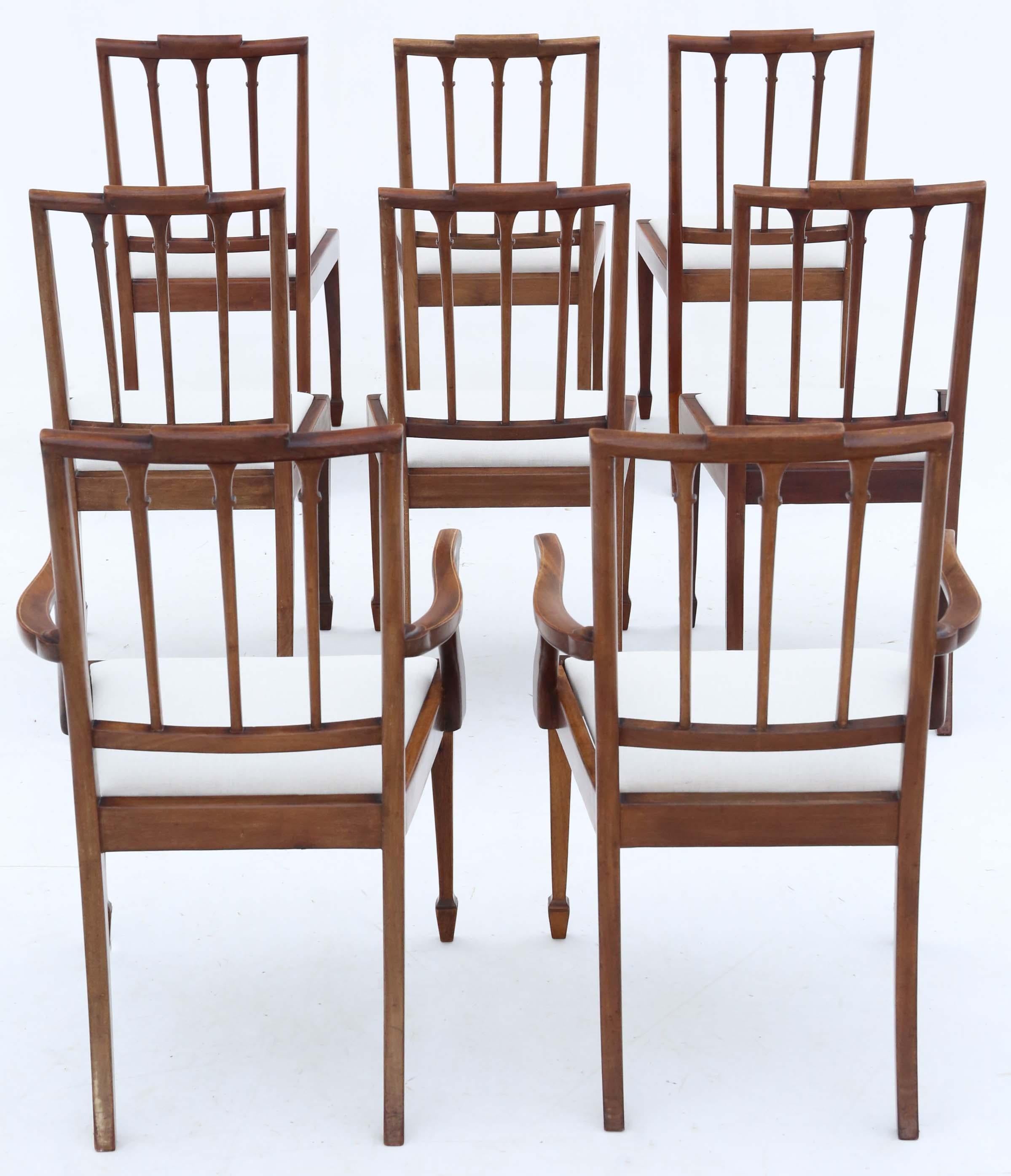 Découvrez le charme intemporel de cet ensemble exquis de 8 (6 + 2) chaises de salle à manger en acajou de style néo-géorgien, fabriquées au tournant du XXe siècle, vers 1900. Ces chaises incarnent l'élégance de l'époque géorgienne grâce à leur