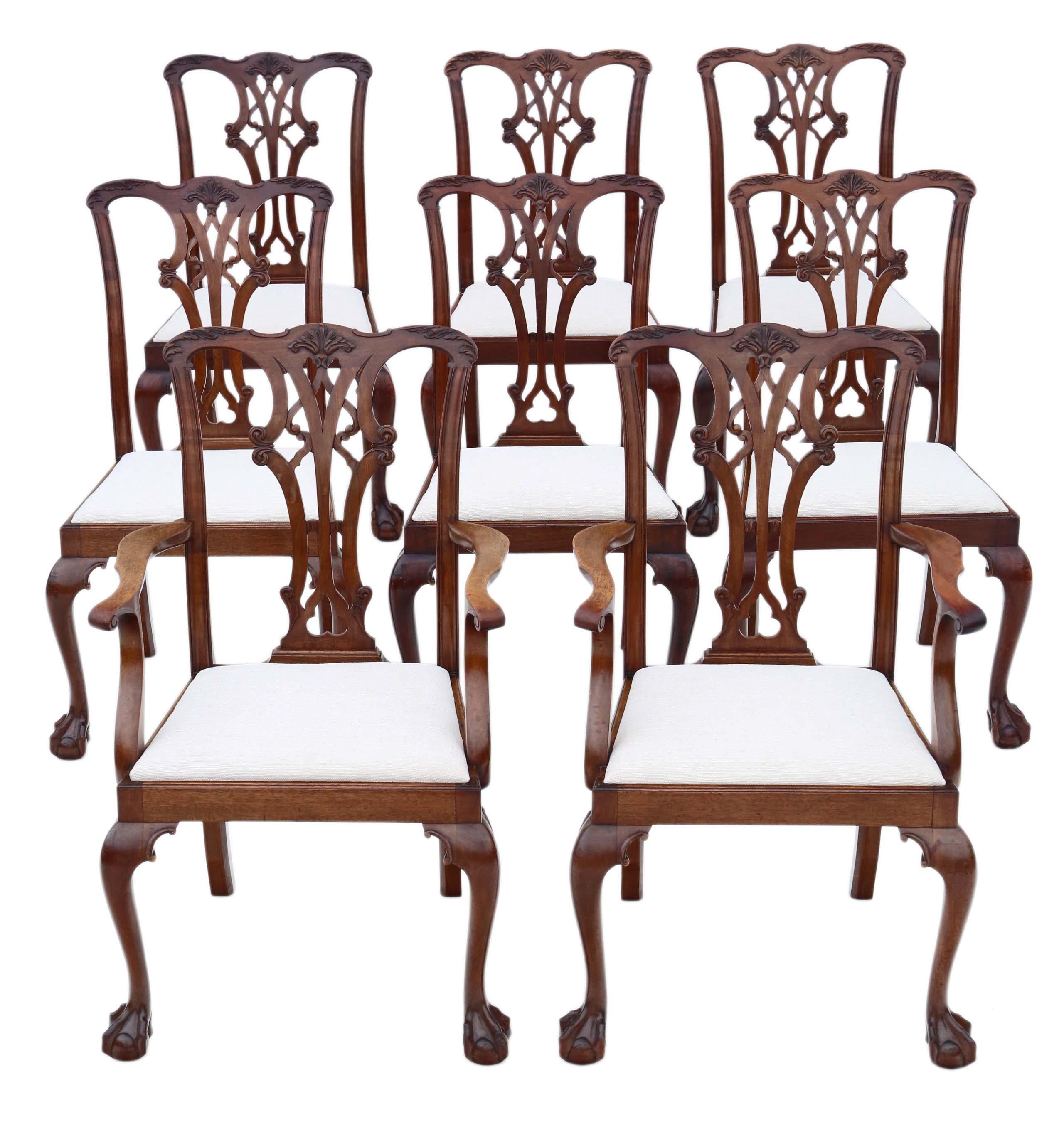 Descubre el encanto intemporal de este antiguo conjunto de 8 (6+2) sillas de comedor de caoba, que encarnan el estilo del renacimiento georgiano hacia 1910. Estas sillas presentan una construcción sólida sin juntas sueltas, mostrando un diseño