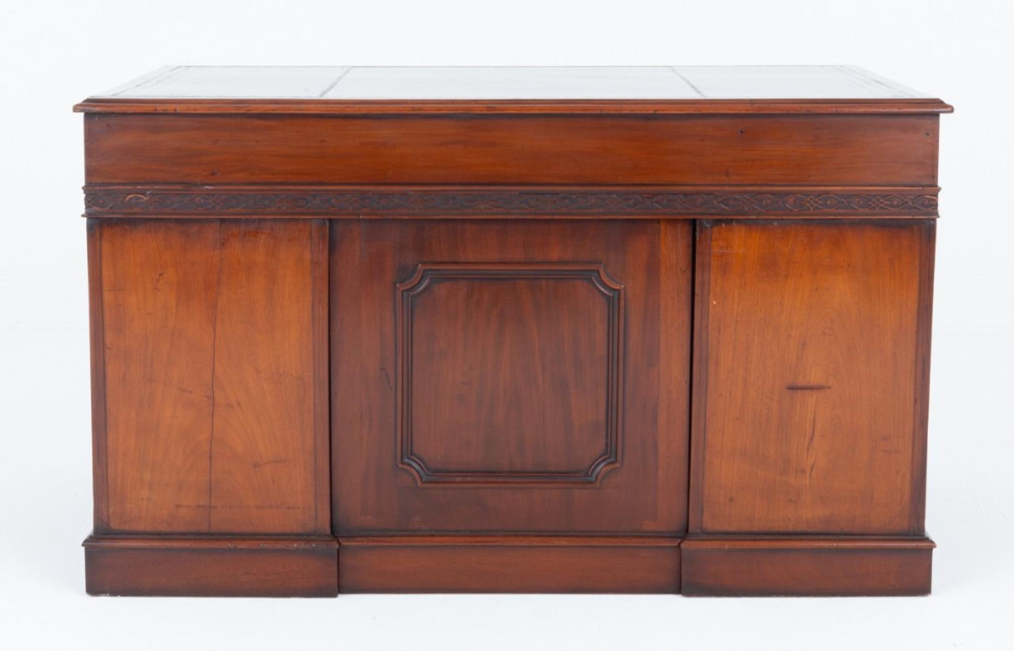 Bureau à caisson en acajou de style néo-géorgien
Circa 1850
Ce bureau repose sur un socle
9 tiroirs gradués, doublés d'acajou et dotés de poignées décoratives en laiton percé.
Le bureau est doté d'une frise aveugle inhabituelle et d'un meuble de