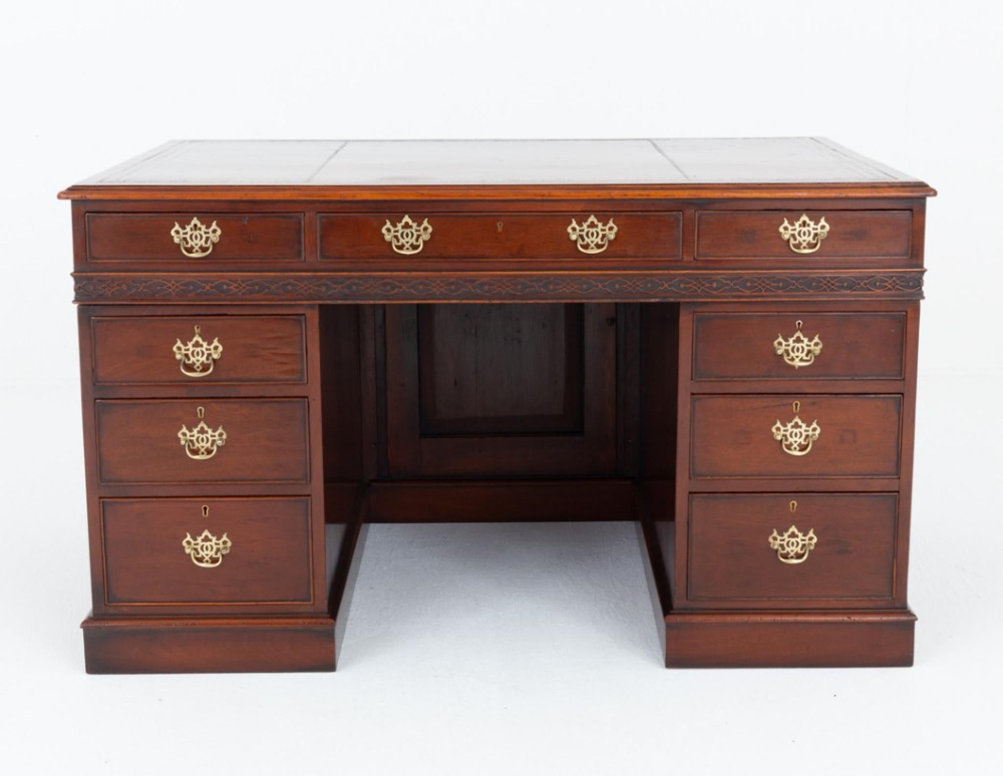 Milieu du XIXe siècle Bureau à piédestal The Pedestal Revive Acajou 1850 en vente