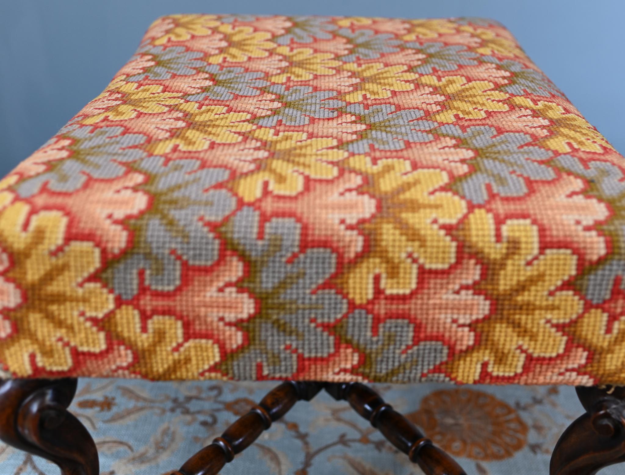 Vous avez sous les yeux un magnifique tabouret de piano en noyer de style néo-géorgien.
Le dessus est recouvert d'une vibrante tapisserie à l'aiguille représentant un motif répétitif.
motif de feuillage stylisé
Le châssis présente un motif en fuseau