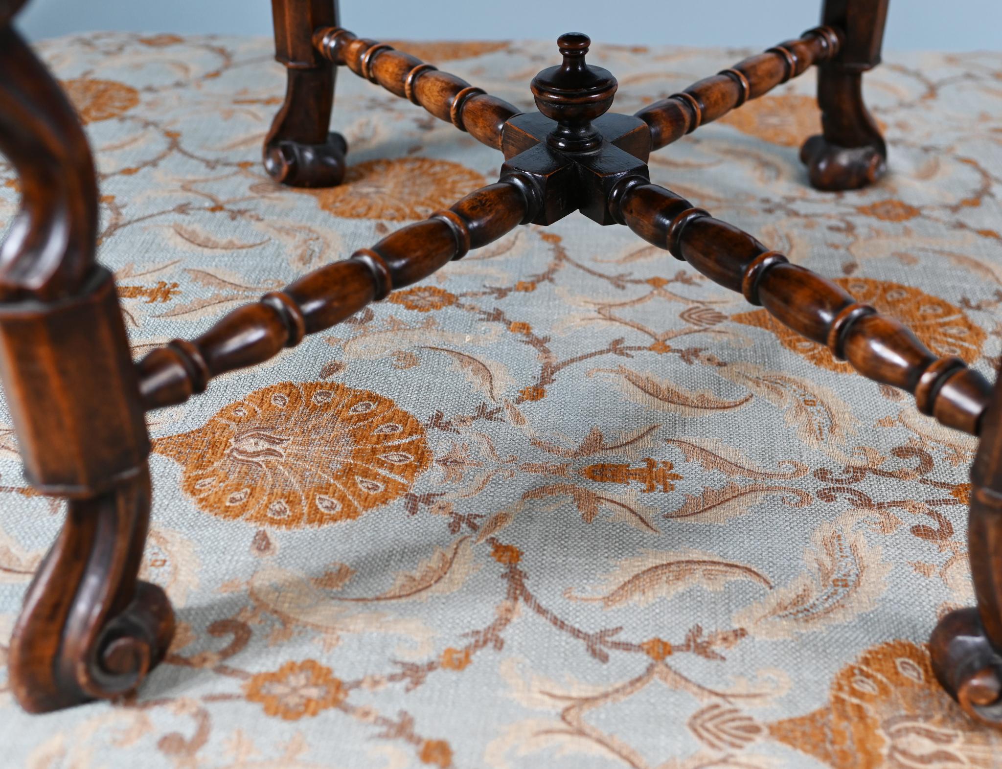 Georgien Tabouret de piano néo-géorgien Siège en noyer Pointe d'aiguille en vente