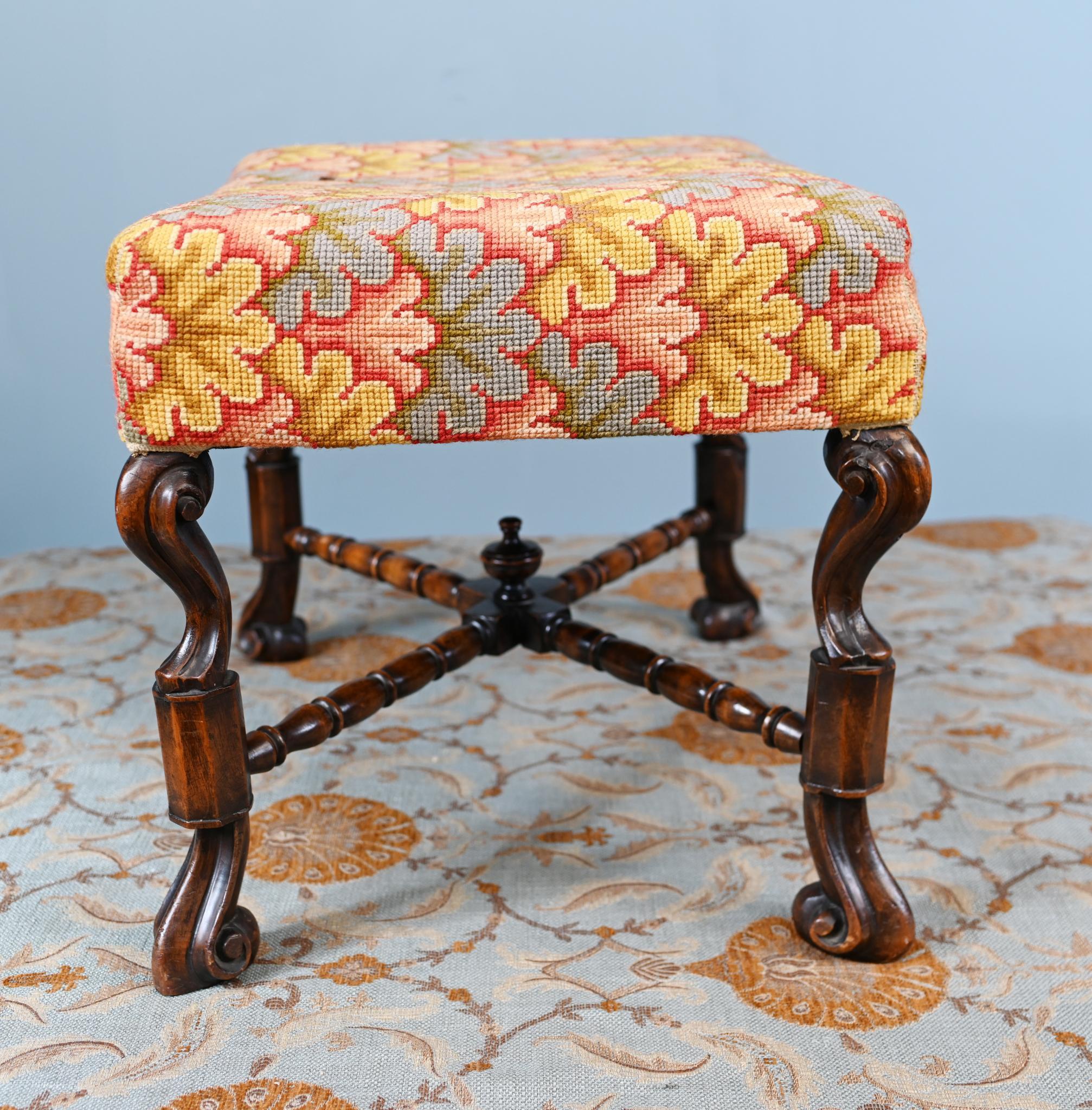 Tapisserie à l'aiguille Tabouret de piano néo-géorgien Siège en noyer Pointe d'aiguille en vente