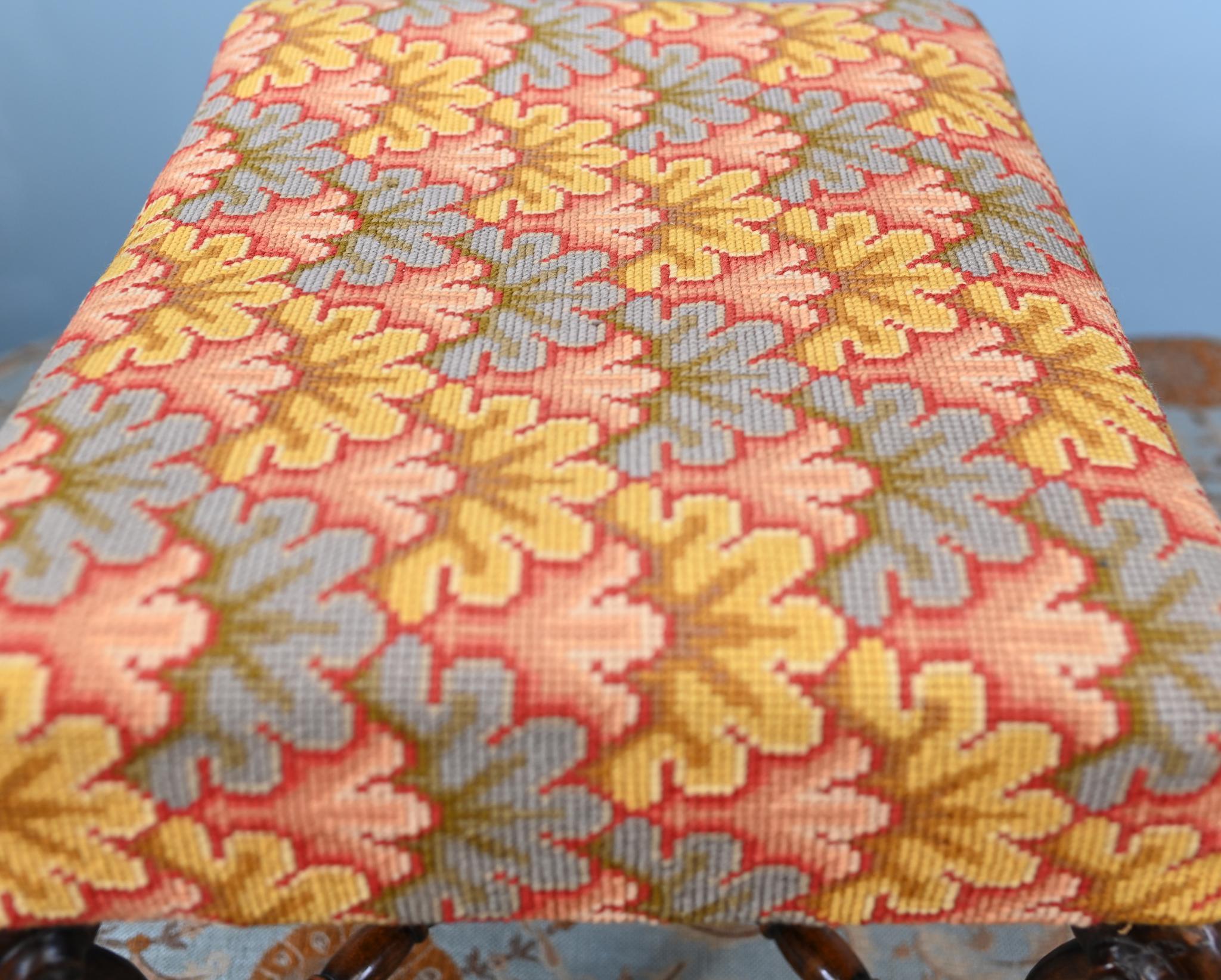 Tabouret de piano néo-géorgien Siège en noyer Pointe d'aiguille Bon état - En vente à Potters Bar, GB