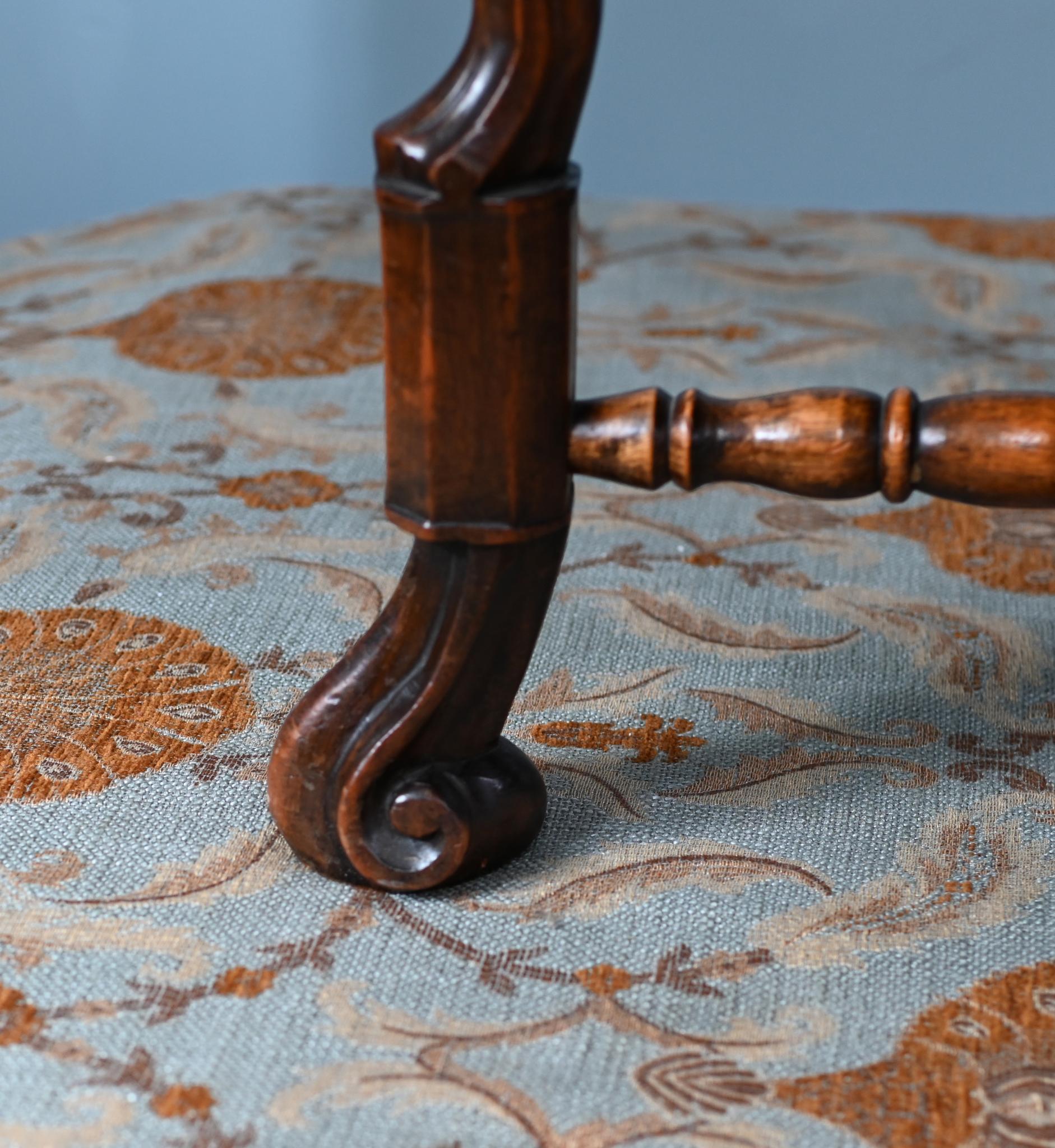 Fin du 20e siècle Tabouret de piano néo-géorgien Siège en noyer Pointe d'aiguille en vente