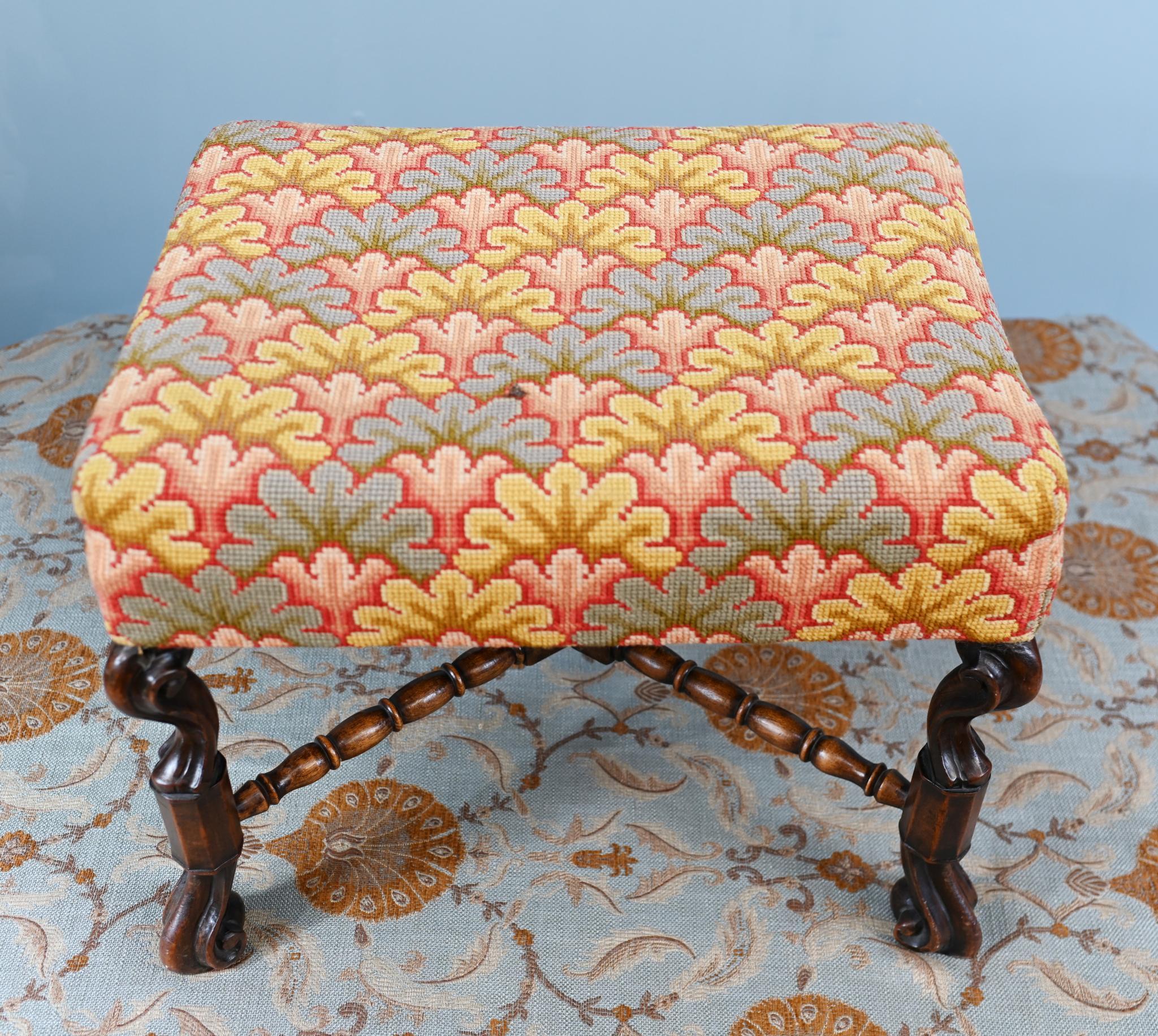 Noyer Tabouret de piano néo-géorgien Siège en noyer Pointe d'aiguille en vente