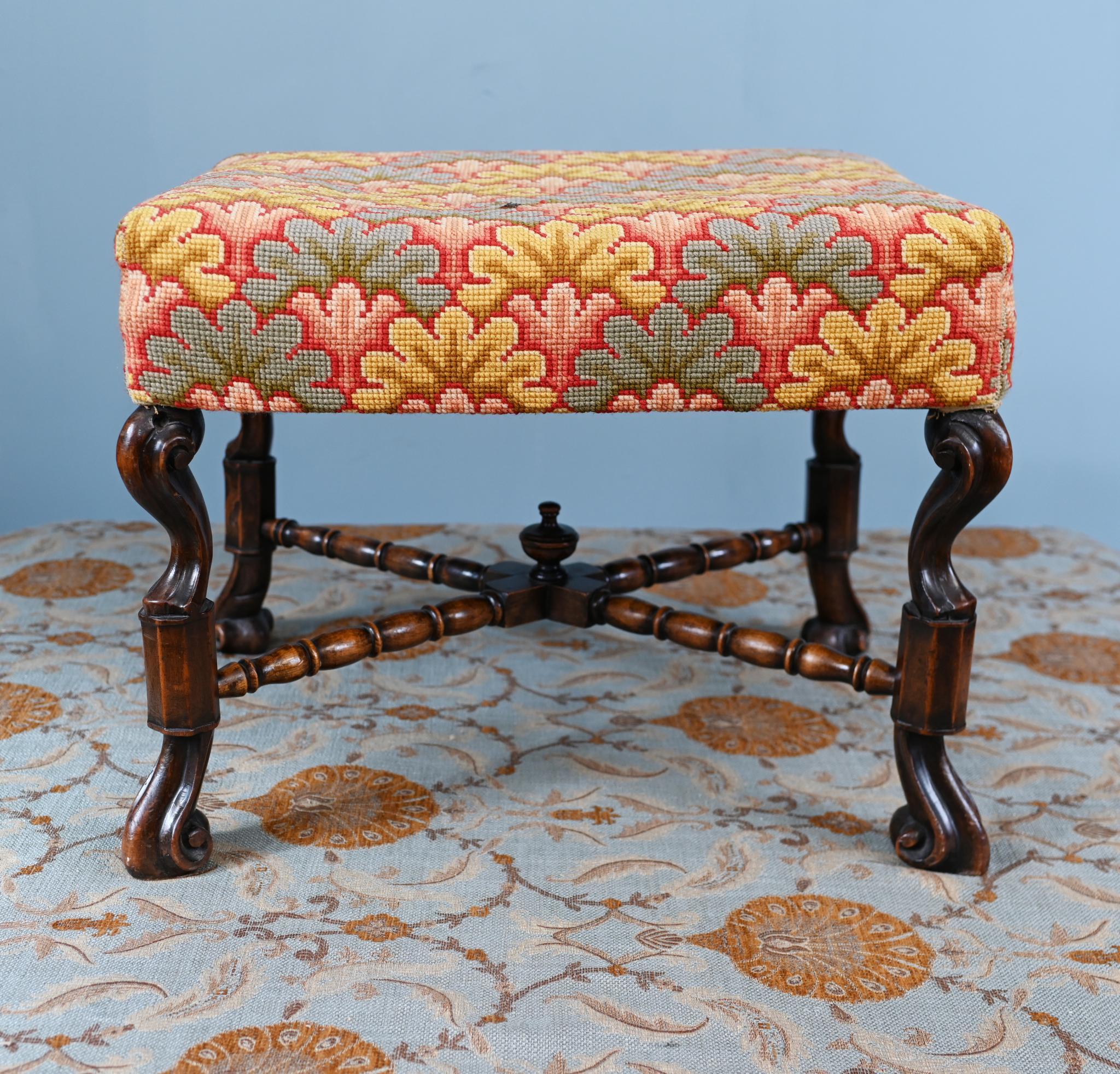 Tabouret de piano néo-géorgien Siège en noyer Pointe d'aiguille en vente 1